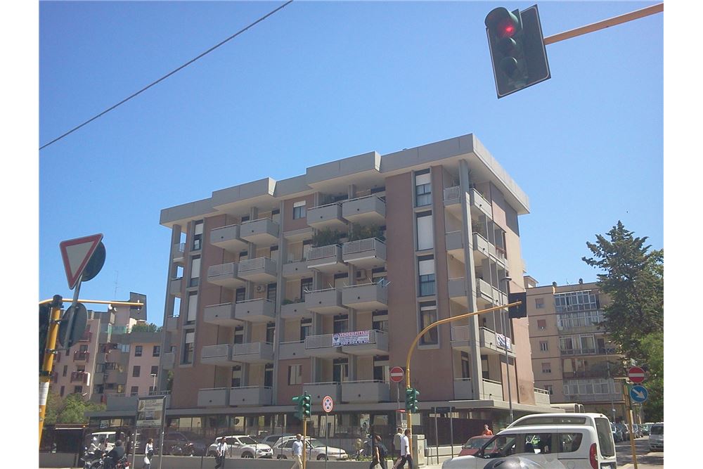 Negozio - Loc.Com. BARI vendita  Picone  RE/MAX Acquachiara