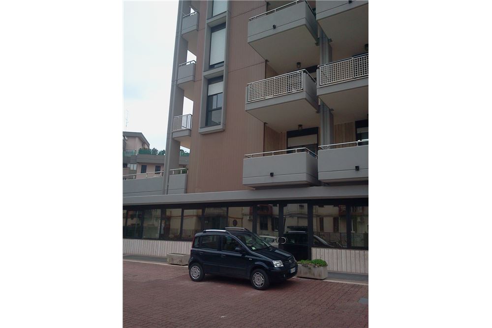 Negozio - Loc.Com. BARI vendita  Picone  RE/MAX Acquachiara