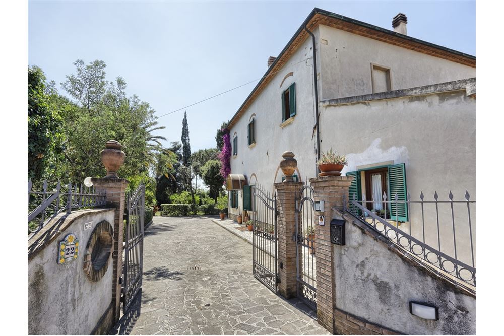 Villa CECINA vendita    RE/MAX Premiere