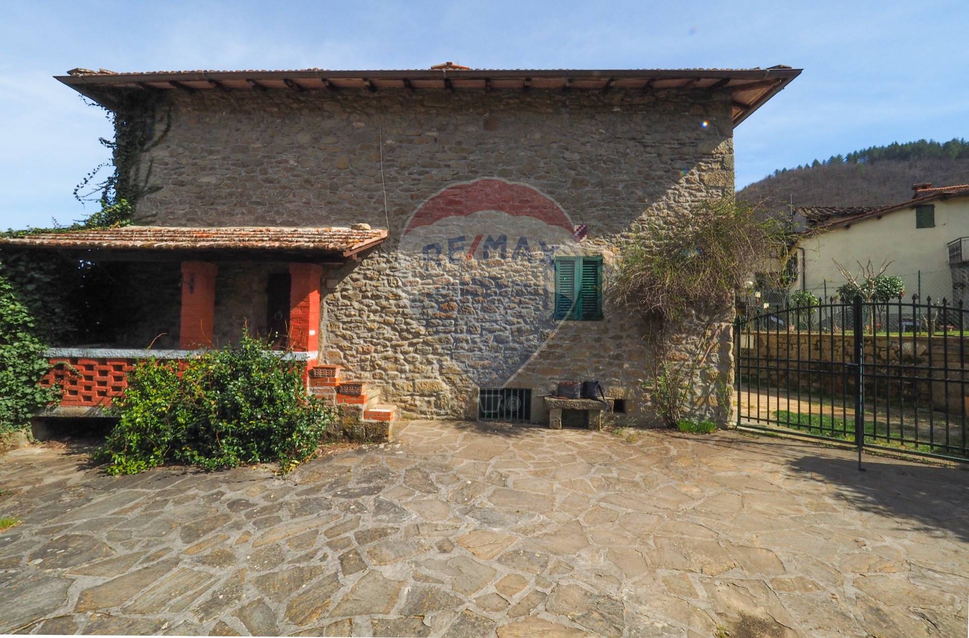  castel san niccolò vendita quart:  re/max famosa