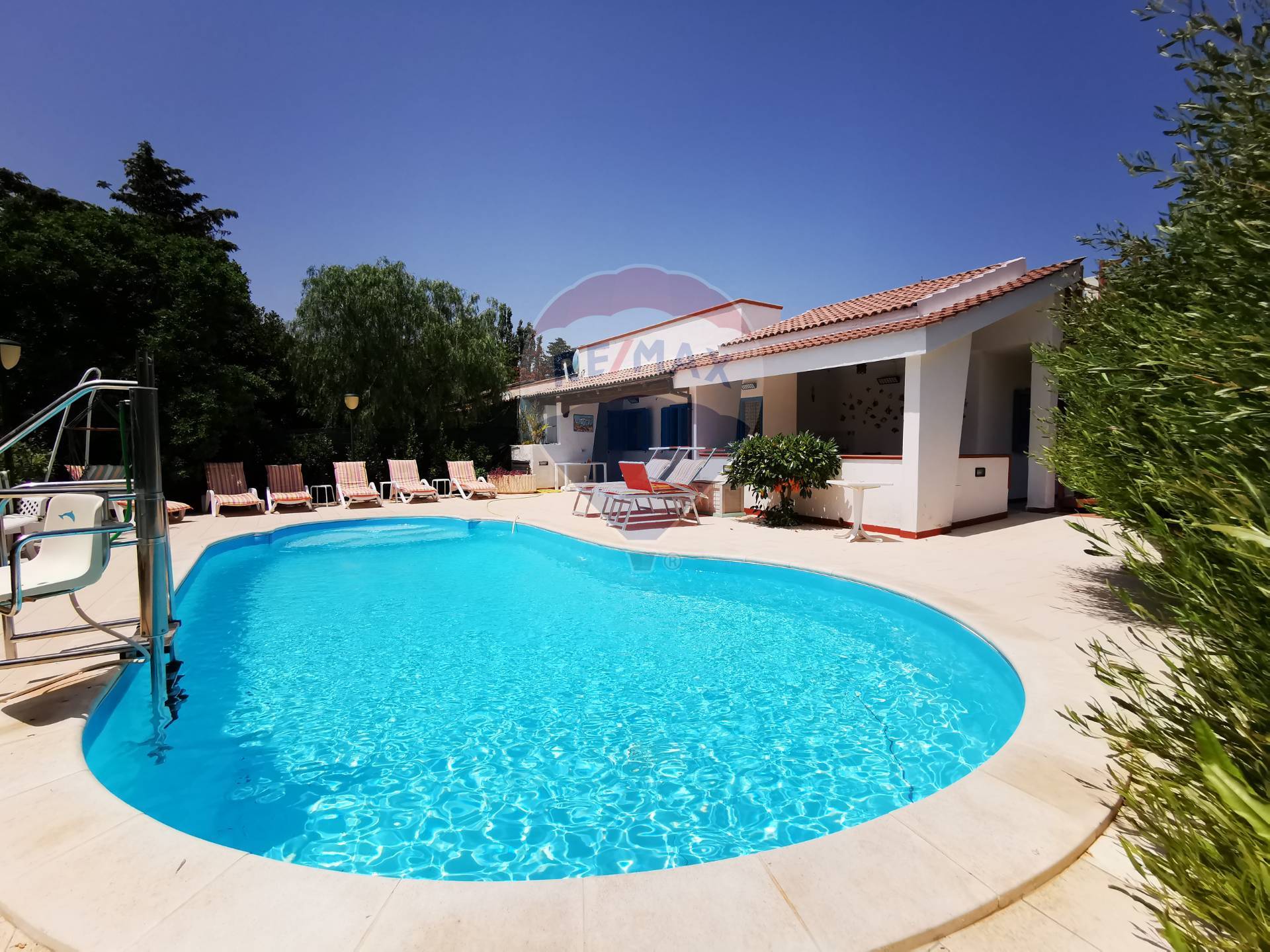 Villa MONOPOLI vendita    RE/MAX Acquachiara