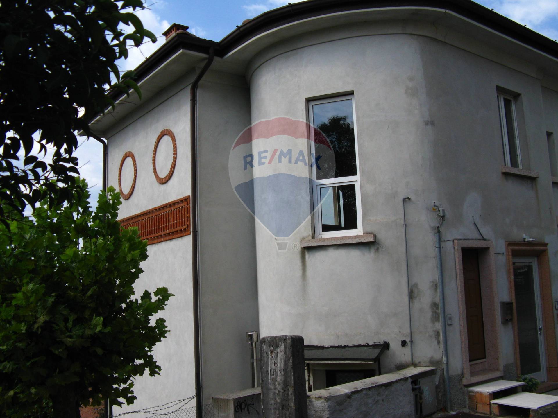  caprino veronese vendita quart:  re/max lago