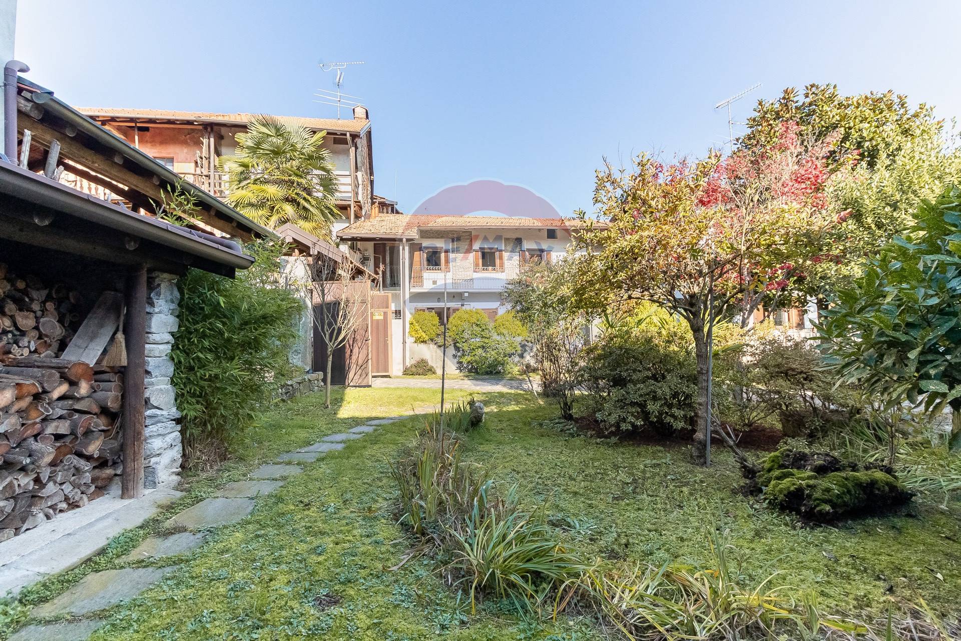 Villa Unifamiliare - Indipendente INVORIO vendita    RE/MAX Associati Real Estate
