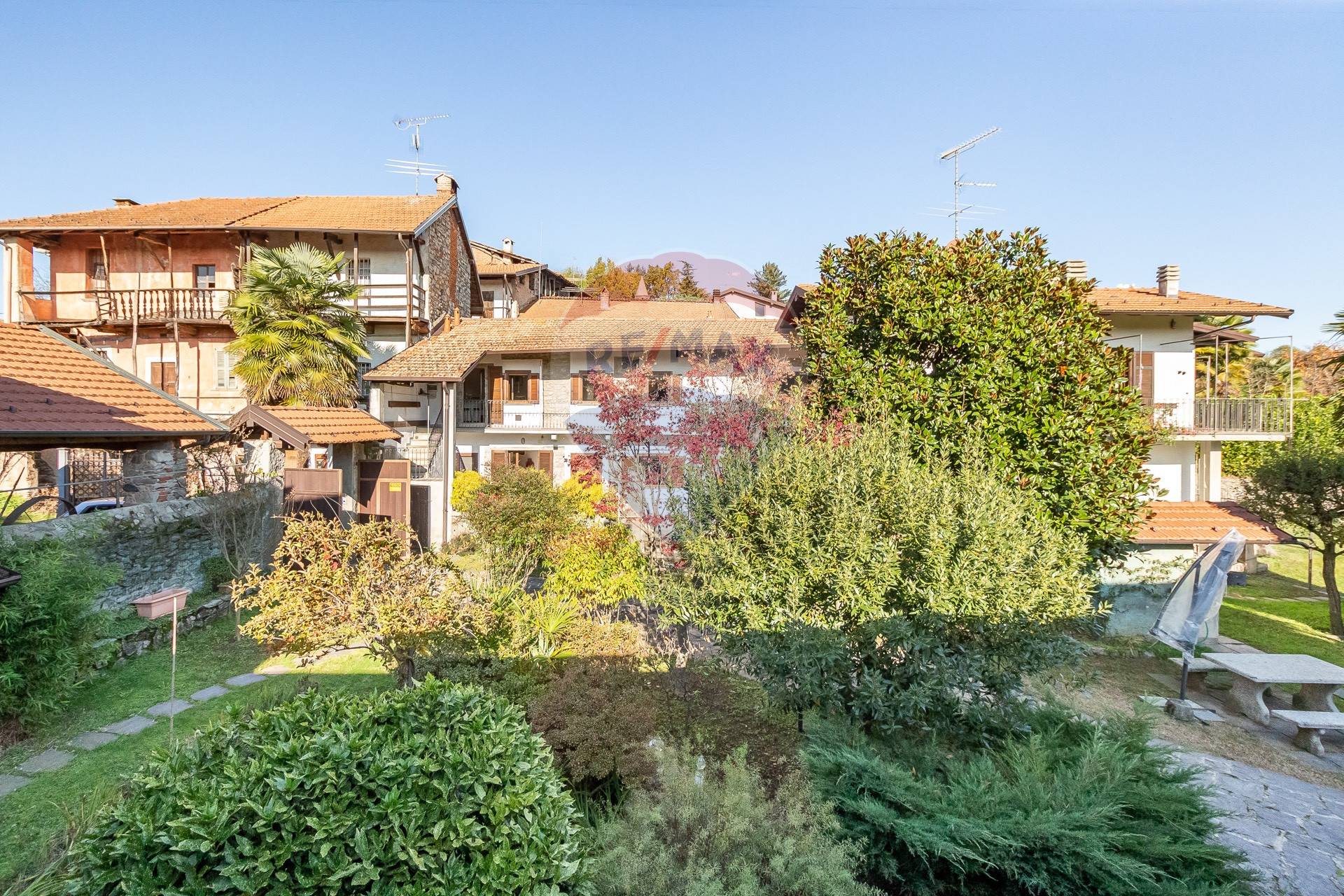  invorio vendita quart:  re/max associati real estate