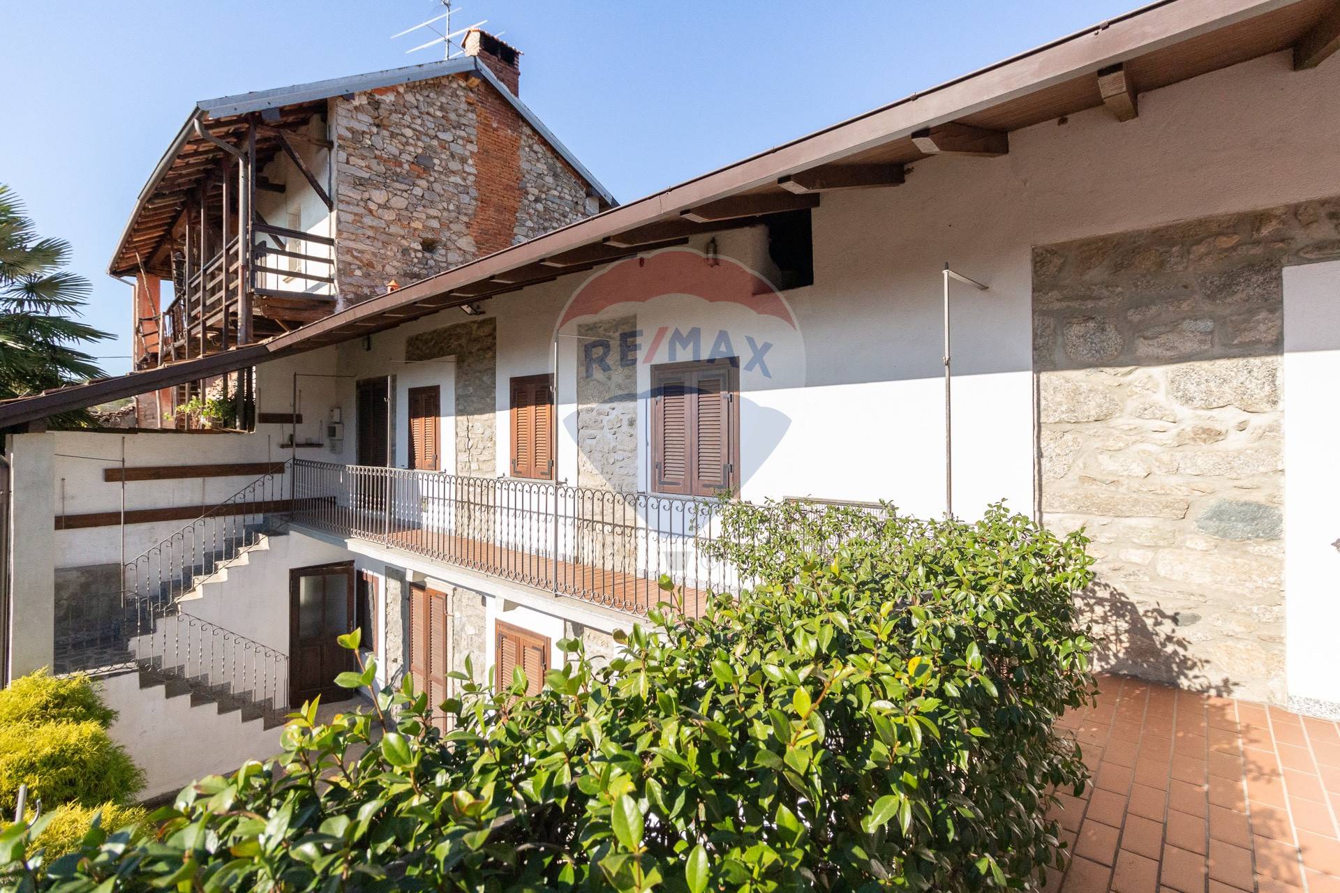 Villa Unifamiliare - Indipendente INVORIO vendita    RE/MAX Associati Real Estate