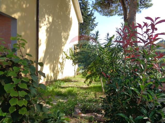 Villa AGUGLIANO vendita    RE/MAX Centro Casa