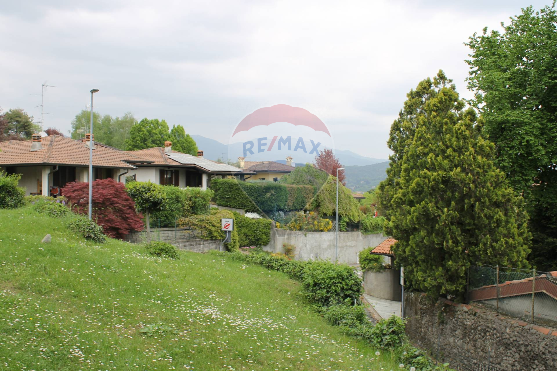  casnate-con-bernate vendita quart:  re-max-essenza