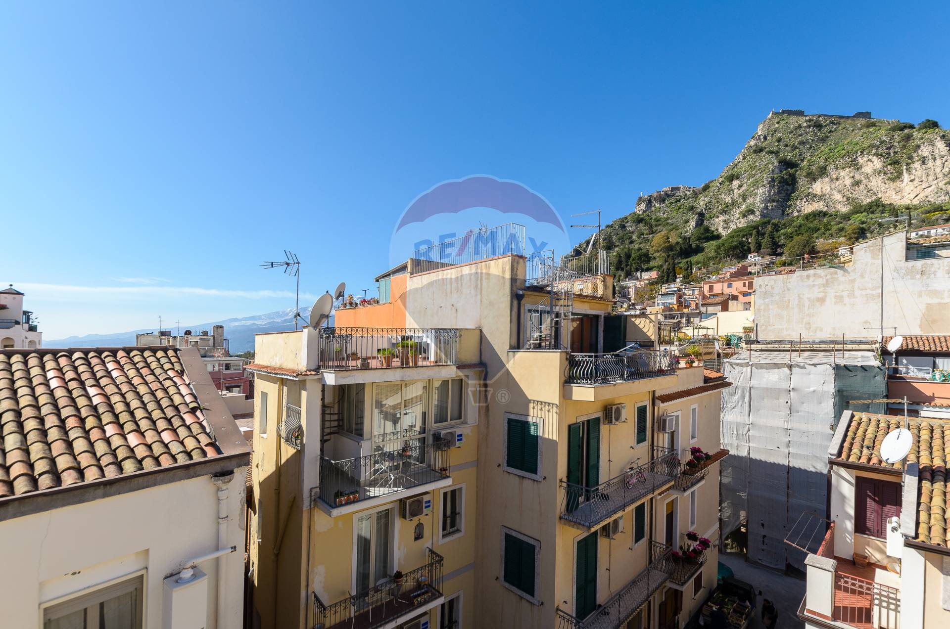  taormina vendita quart:  re-max-crea-casa