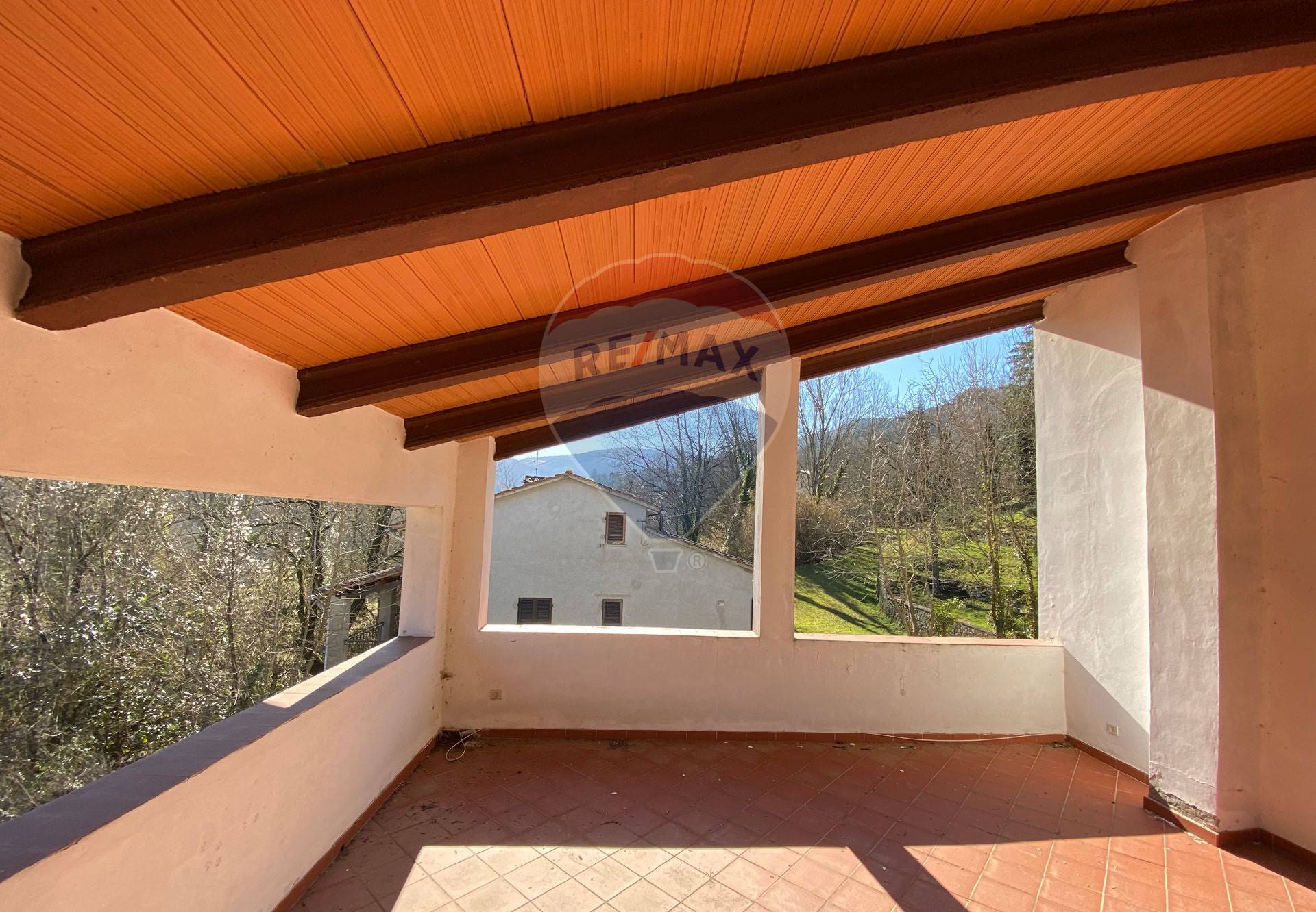 Villa Unifamiliare - Indipendente CASTEL SAN NICCOLÒ vendita    RE/MAX Famosa