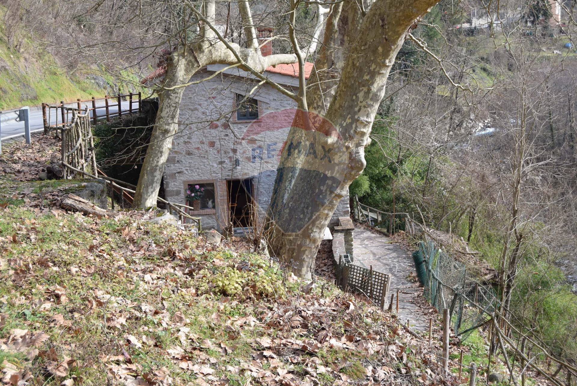 Villa Unifamiliare - Indipendente BAGNI DI LUCCA vendita    RE/MAX Domus Consulting