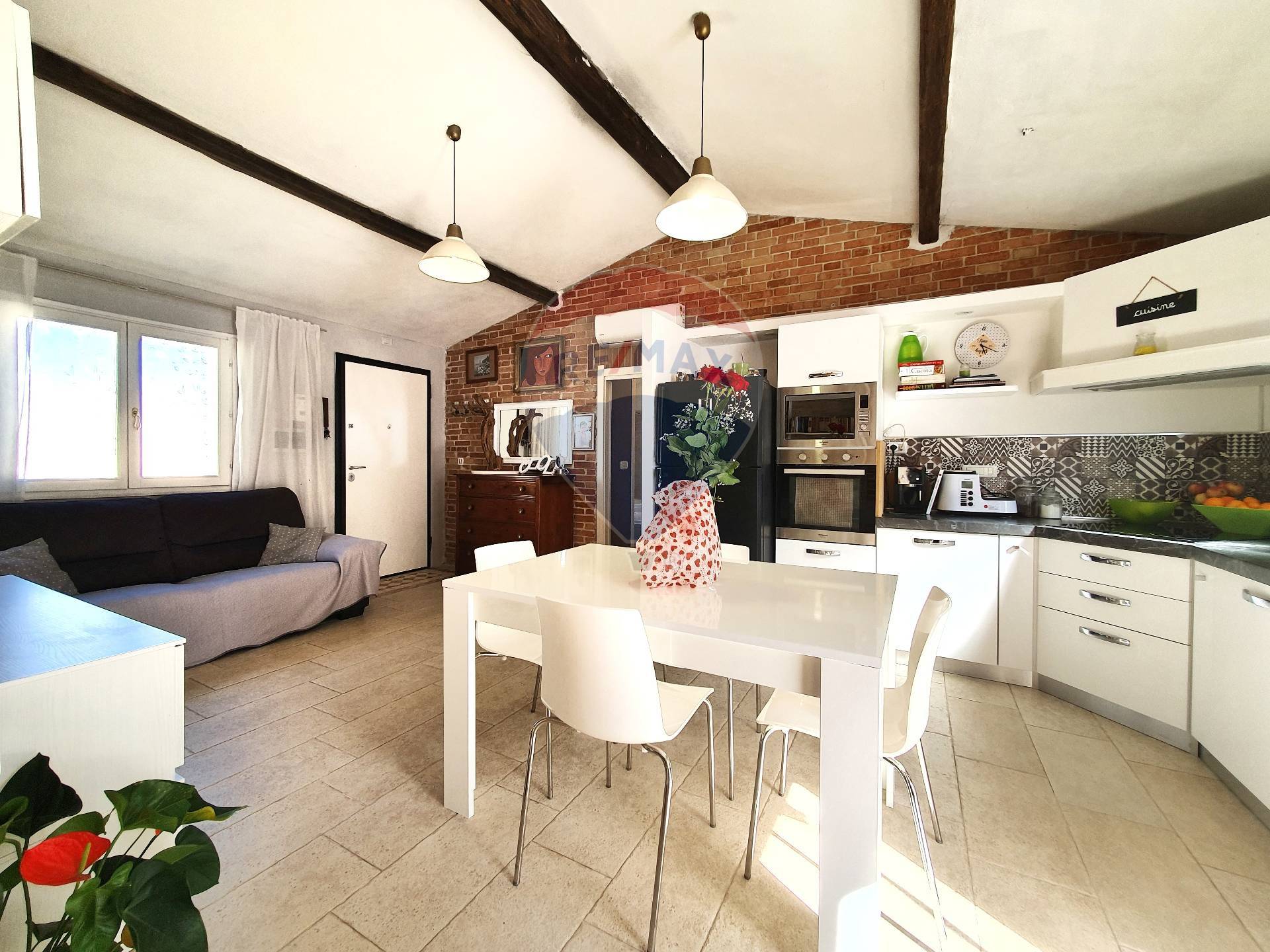 Villa Unifamiliare - Indipendente UTA vendita    RE/MAX Incontro