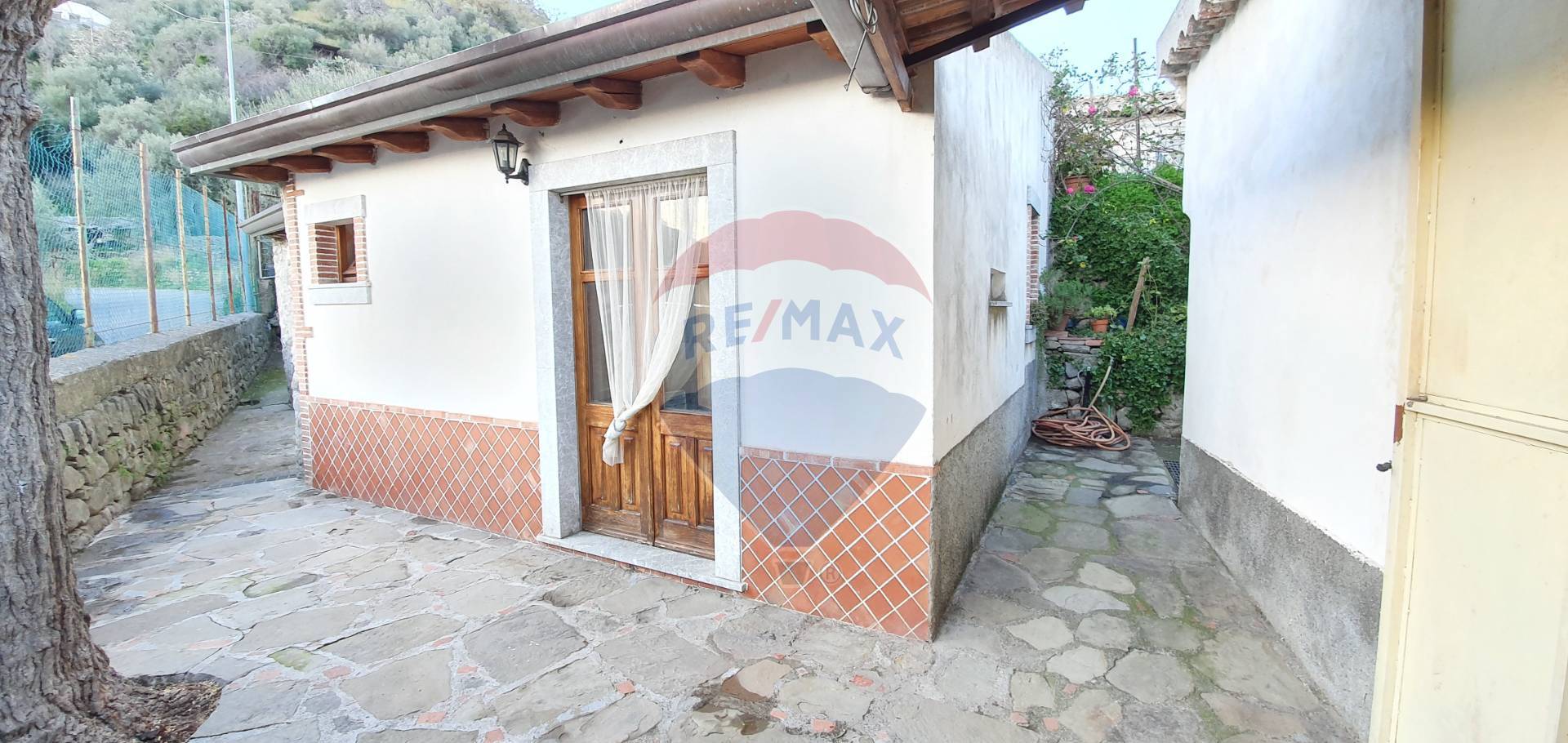  graniti vendita quart:  re/max crea casa