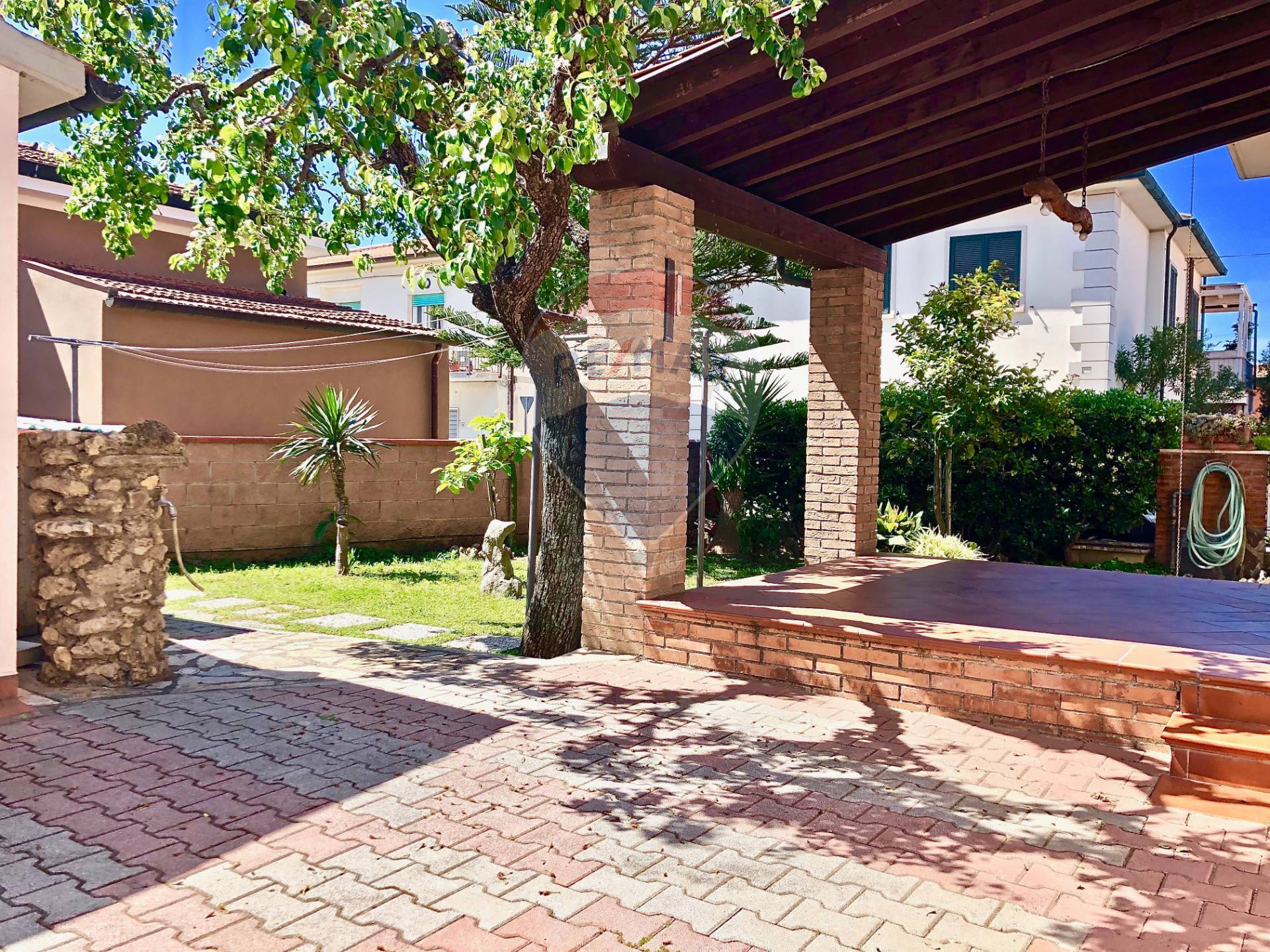 Villa CECINA vendita    RE/MAX Premiere