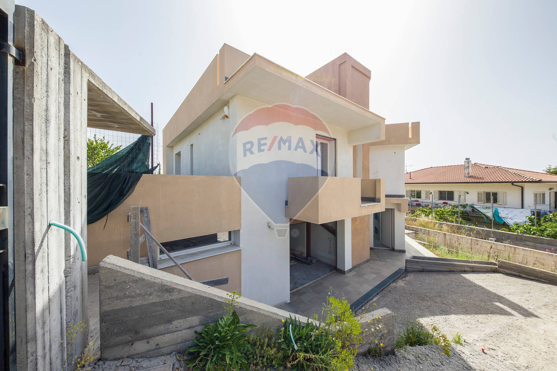  pedara vendita quart:  re-max-city-home