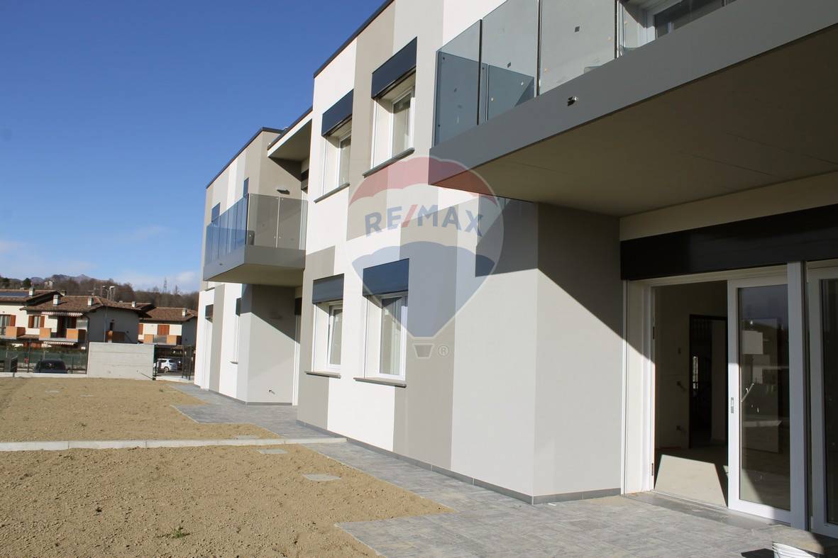 Appartamento MONTANO LUCINO vendita    RE/MAX Essenza