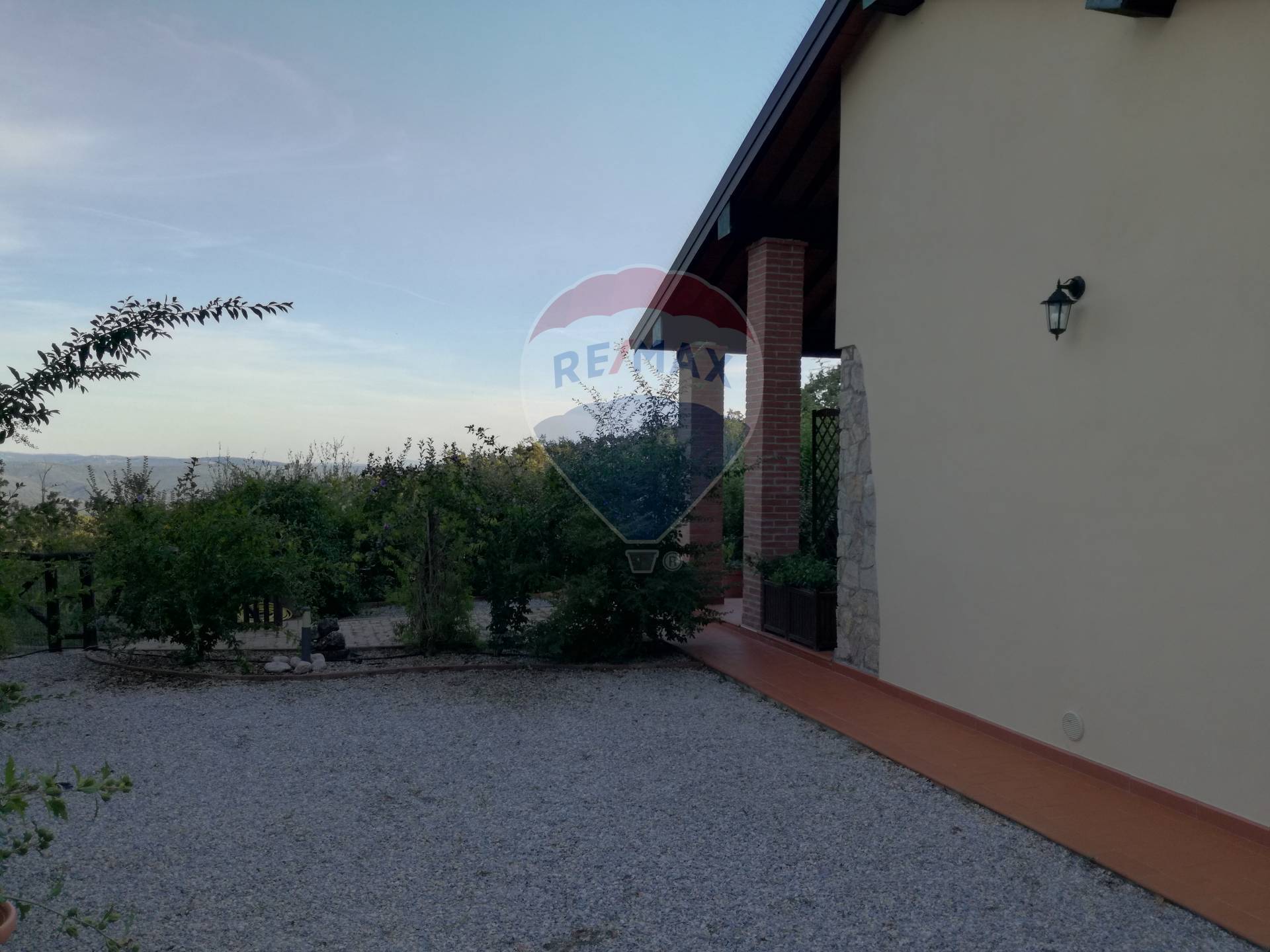 Villa Bifamiliare MONTEVERDI MARITTIMO vendita    RE/MAX Premiere