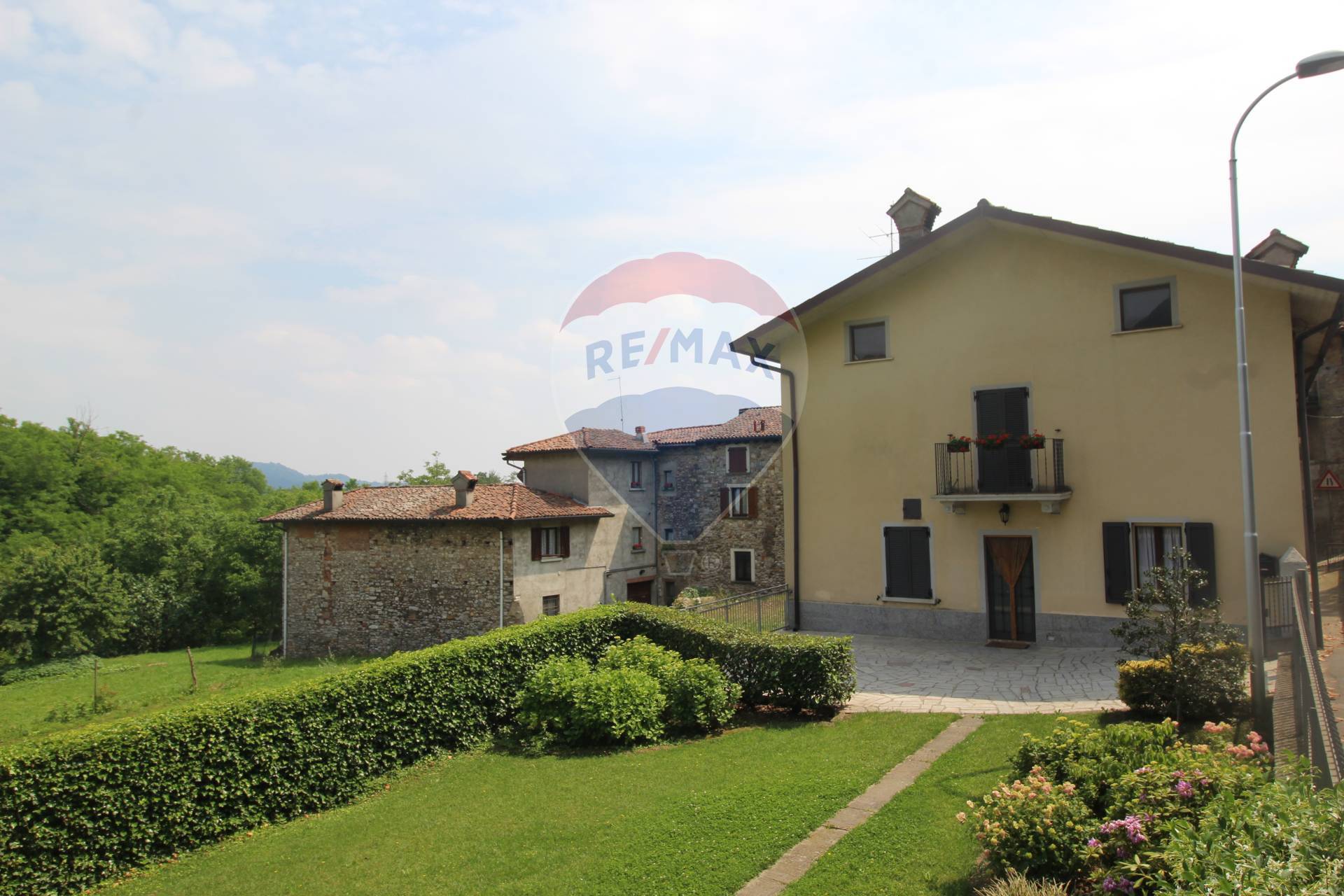 Villa Bifamiliare ALMENNO SAN BARTOLOMEO vendita    RE/MAX Evolution Project