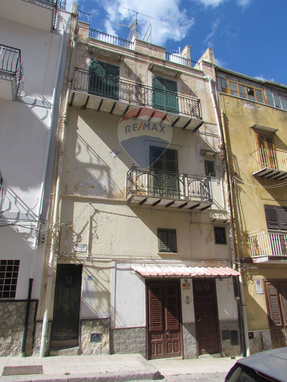  carini vendita quart:  re/max hunters
