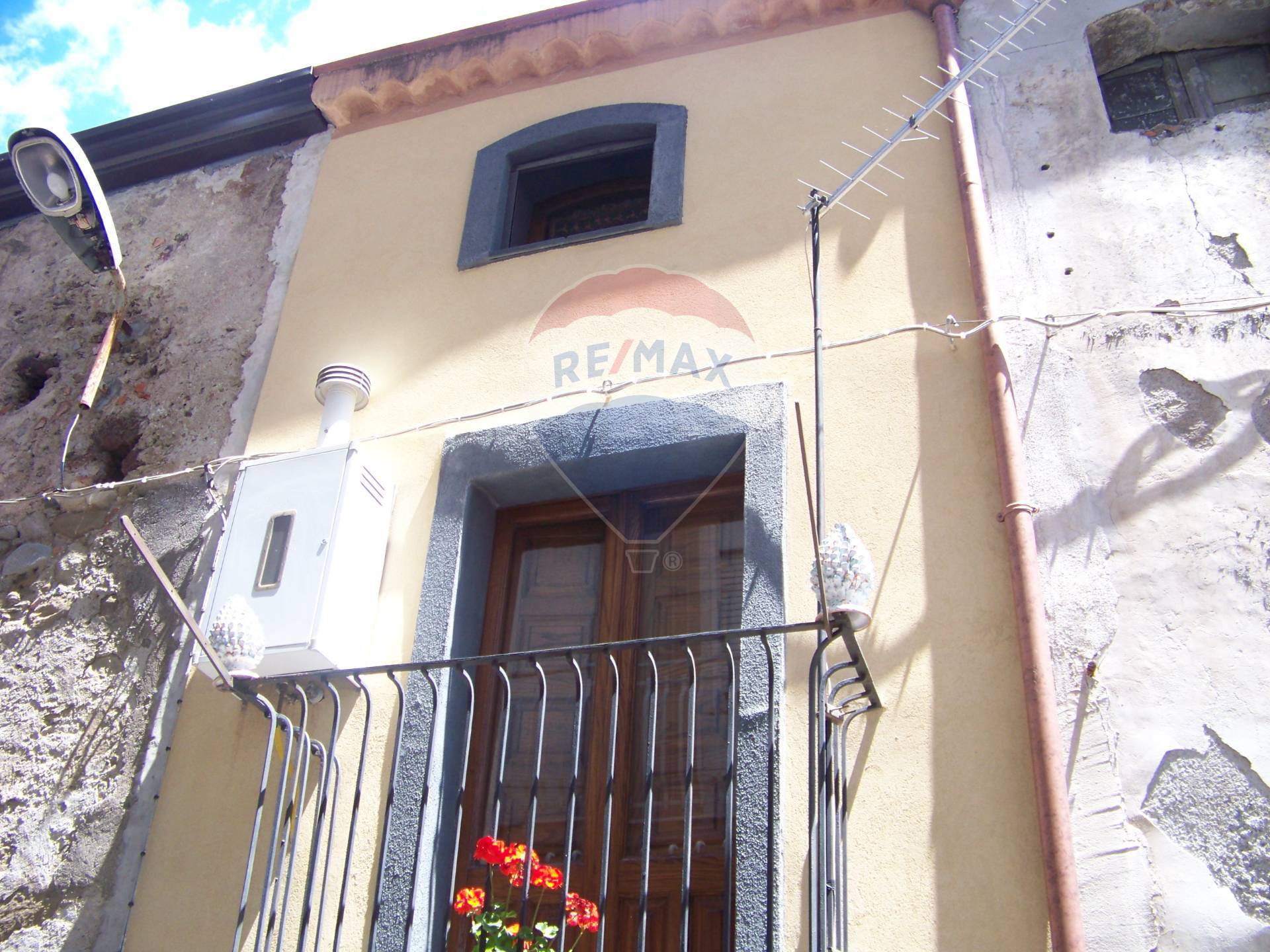  castiglione di sicilia vendita quart:  re/max crea casa