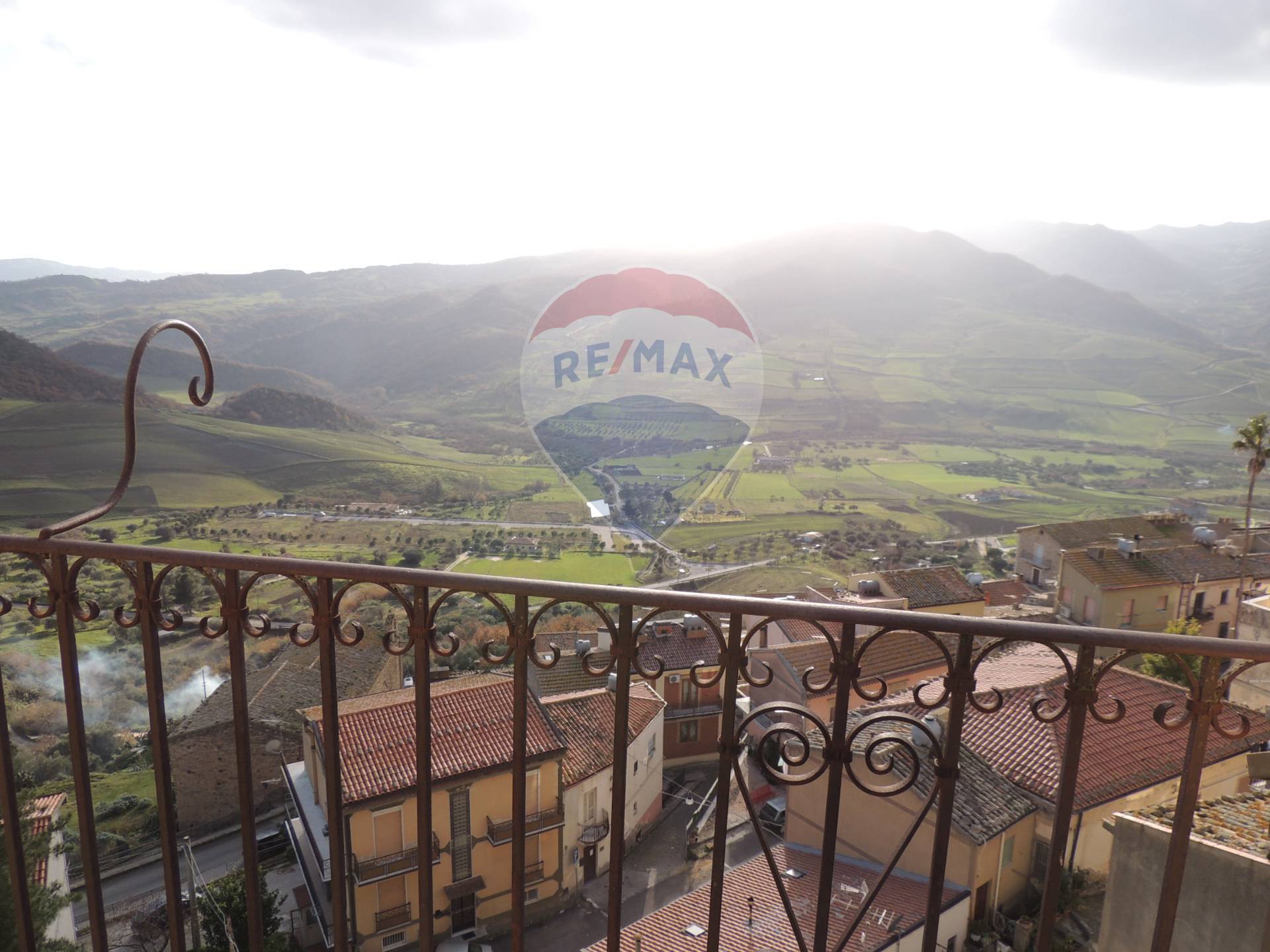 Villa Unifamiliare - Indipendente SPERLINGA vendita    RE/MAX Domus Nova