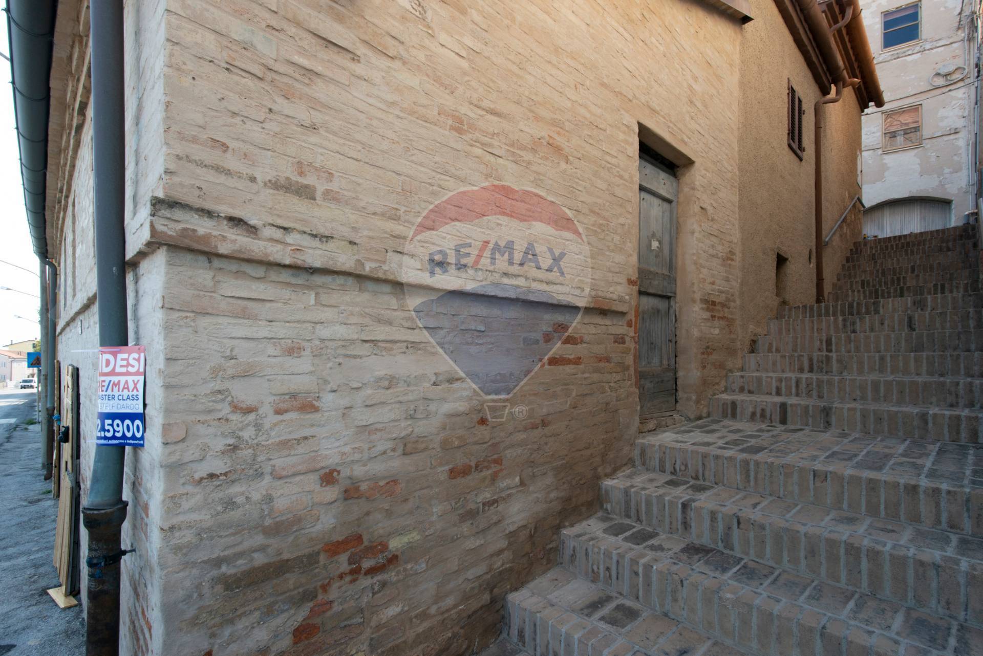  montefano vendita quart:  re/max master class