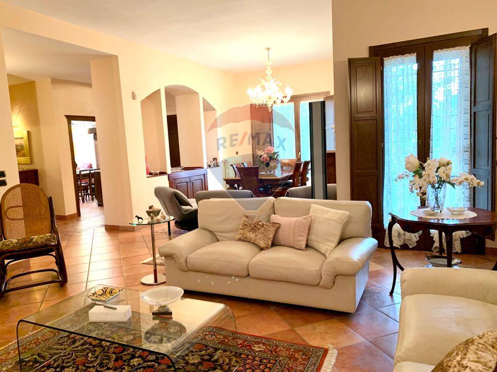 Villa NOICATTARO vendita    RE/MAX Oltre