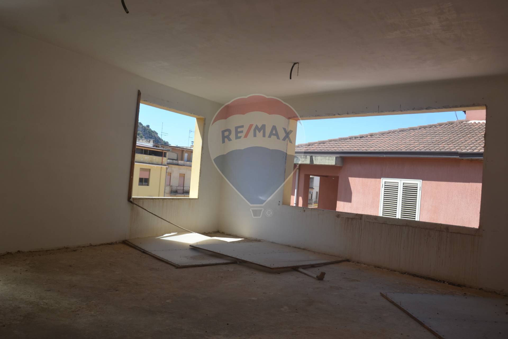 Stabile intero - Palazzo PARTINICO vendita    RE/MAX Hunters