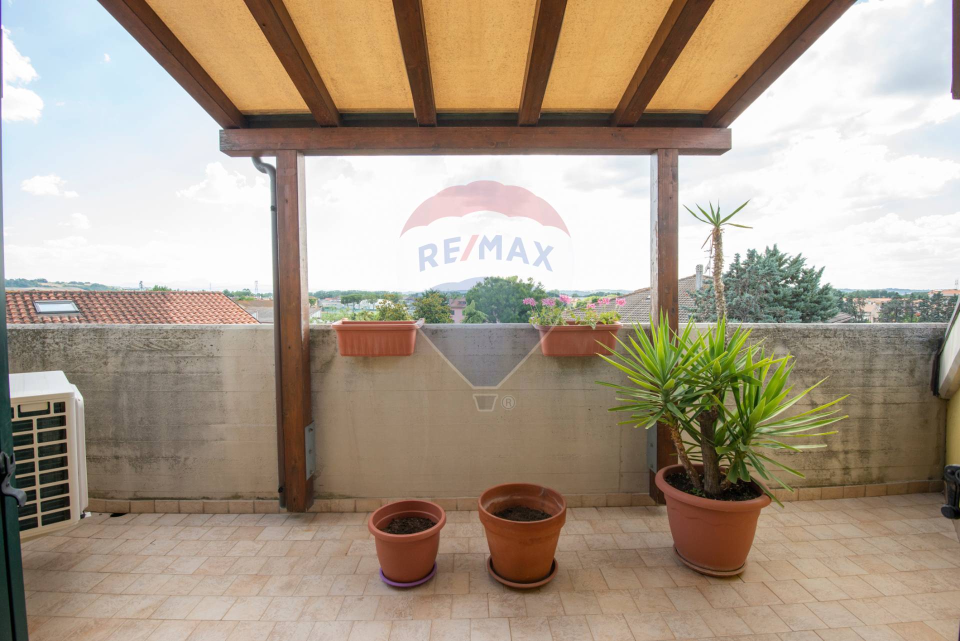  camerata-picena vendita quart:  re-max-master-class