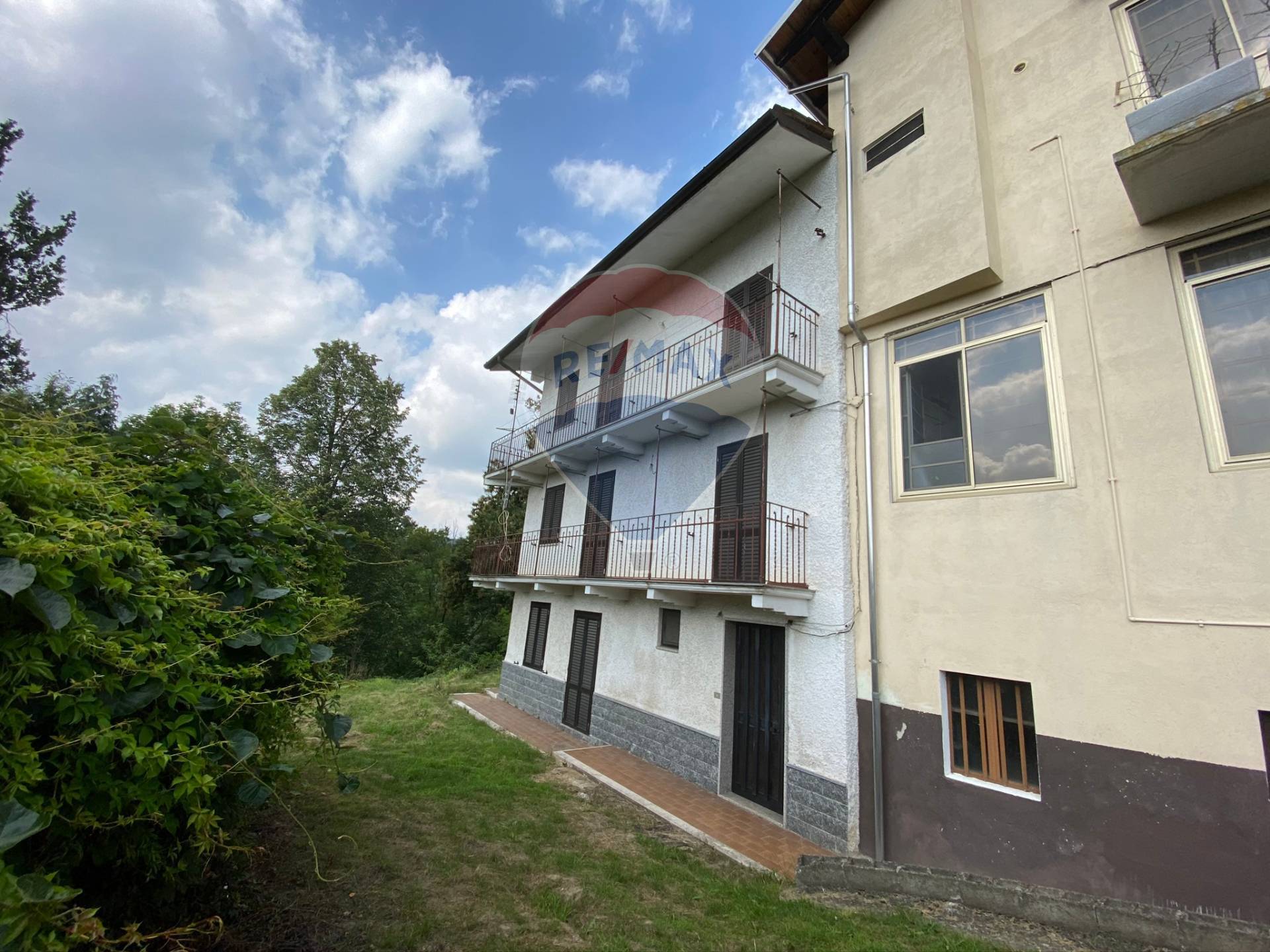 Villa Bifamiliare CASAPINTA vendita    RE/MAX Unit