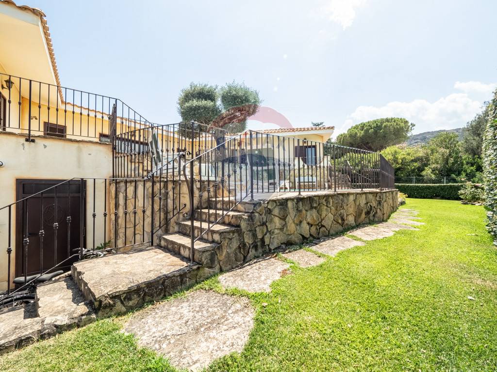 Villa CAPOTERRA vendita  Zona Poggio Dei Pini  RE/MAX Incontro