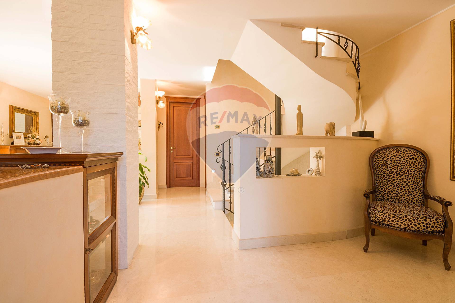 Villa VALENZANO vendita    RE/MAX Oltre