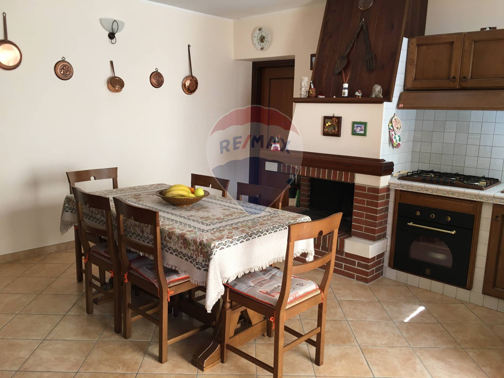 Villa Unifamiliare - Indipendente BARETE vendita  Basanello  RE/MAX Eagle