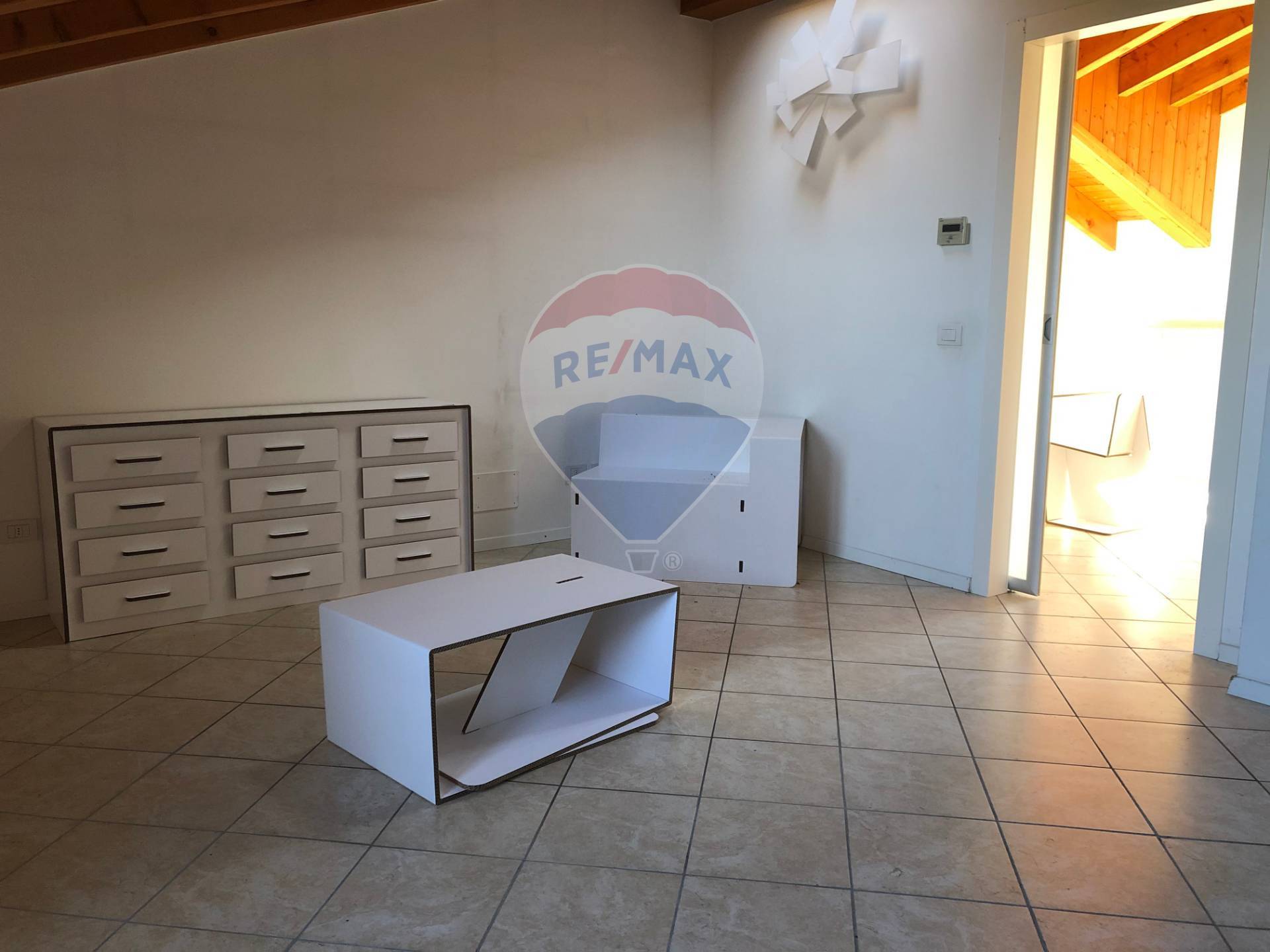 Appartamento CASNATE CON BERNATE vendita    RE/MAX Essenza