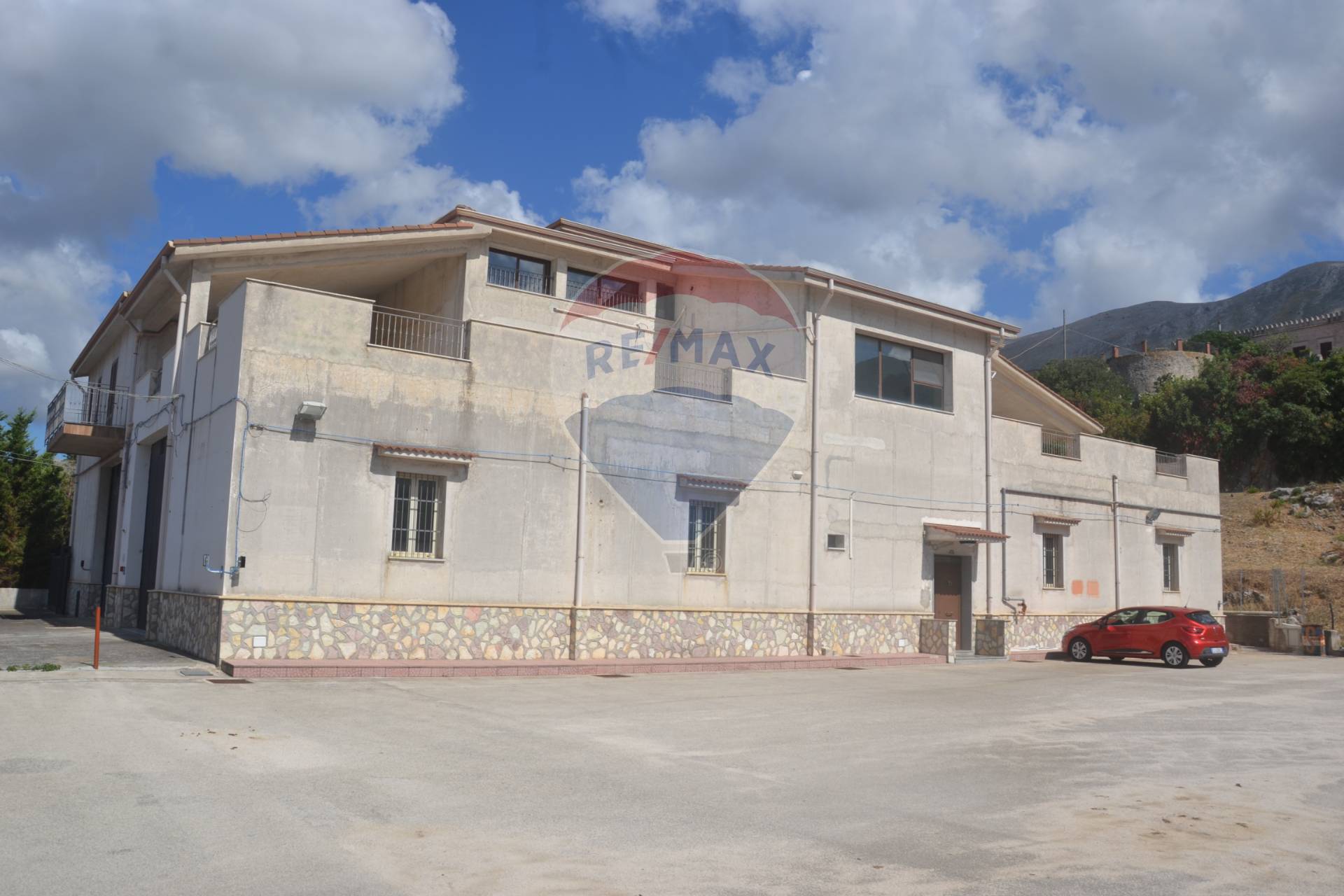  carini vendita quart:  re/max hunters