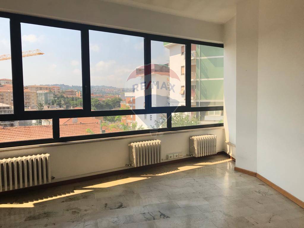 Ufficio - Loc.Com. ANCONA affitto  Semicentro  RE/MAX Centro Casa