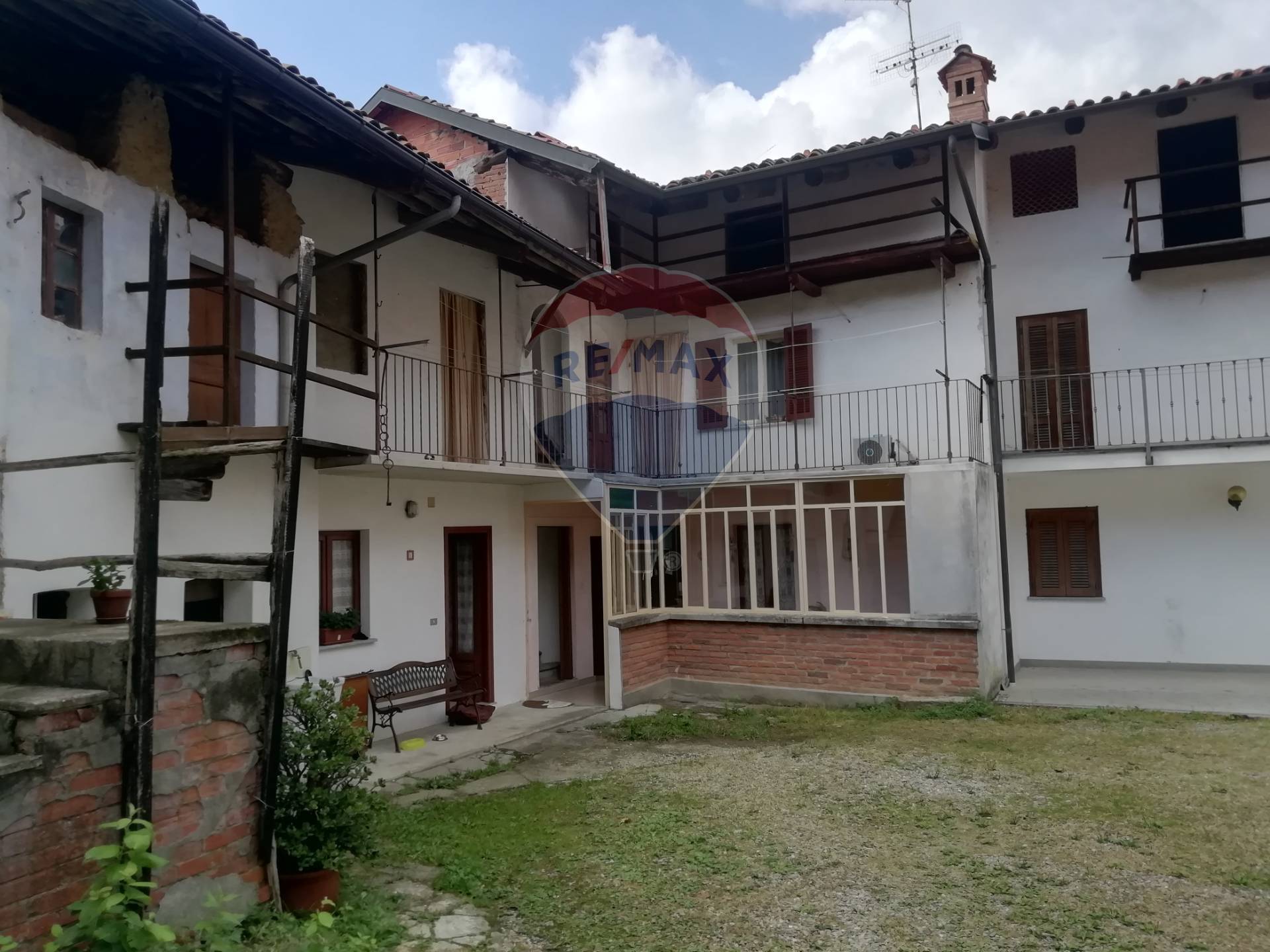  magnano vendita quart:  re/max unit