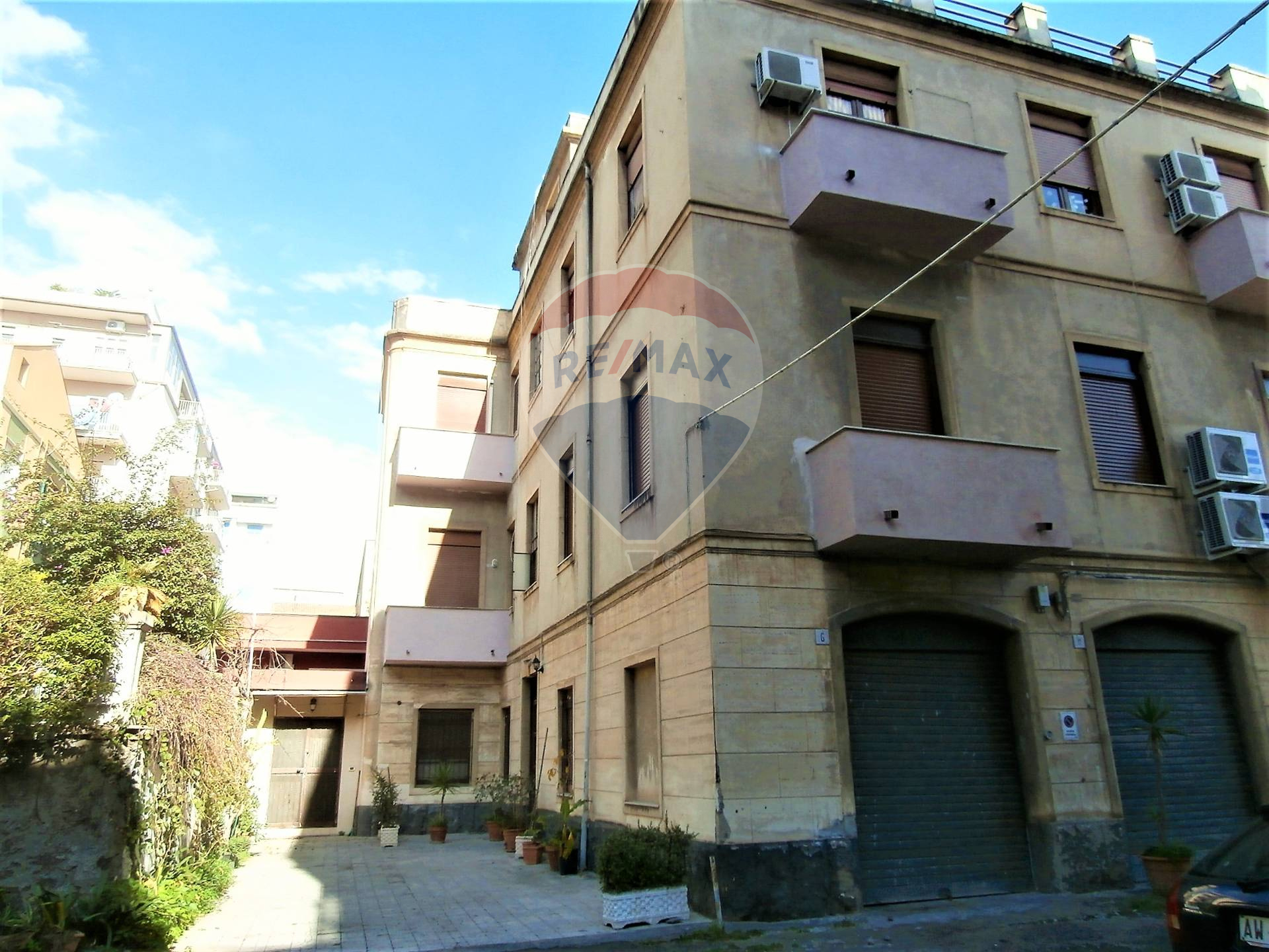  catania vendita quart: viale m. rapisardi - lavaggi re-max-domus-nova