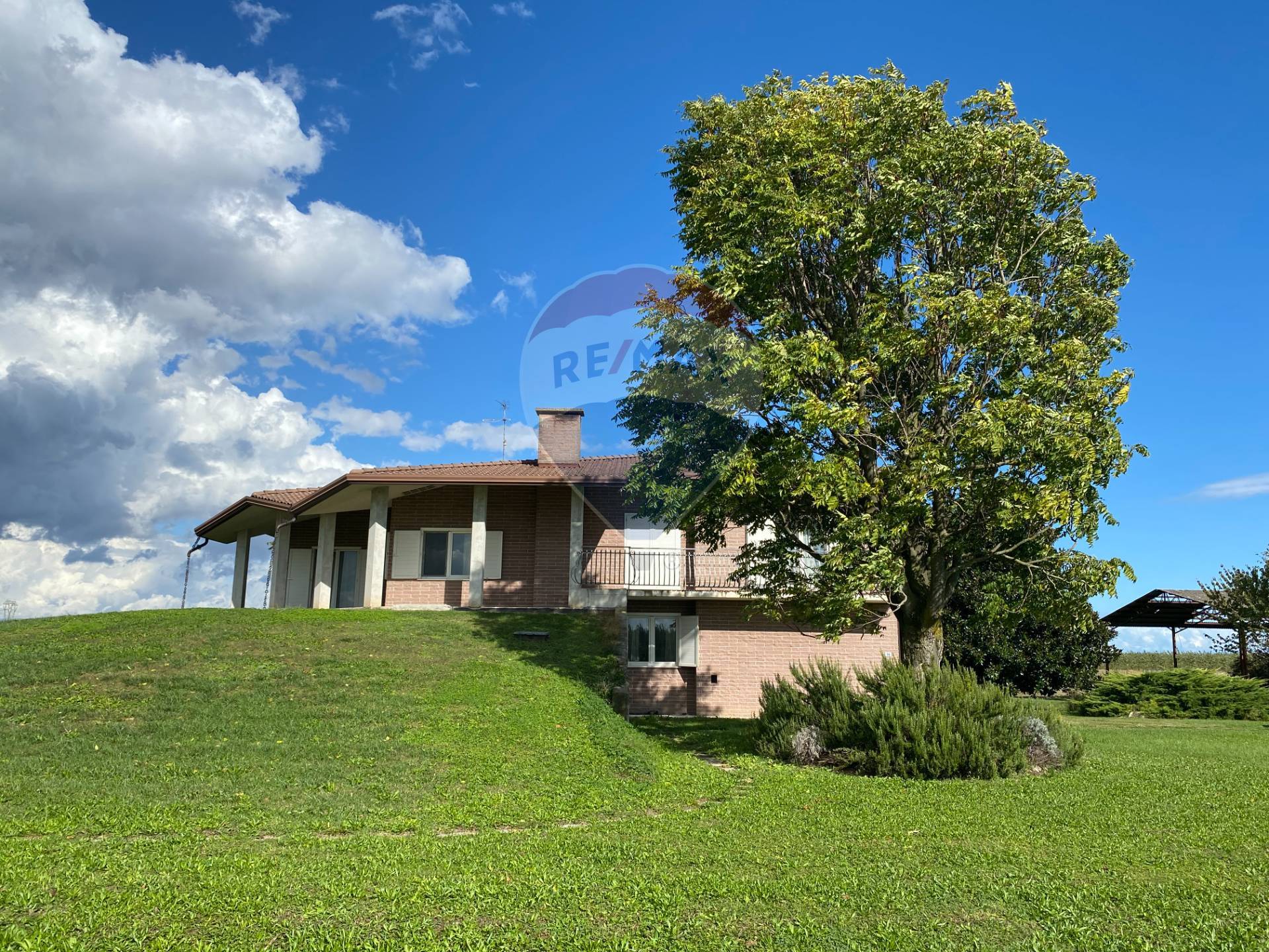 Villa CARLINO vendita    RE/MAX Enterprise 2