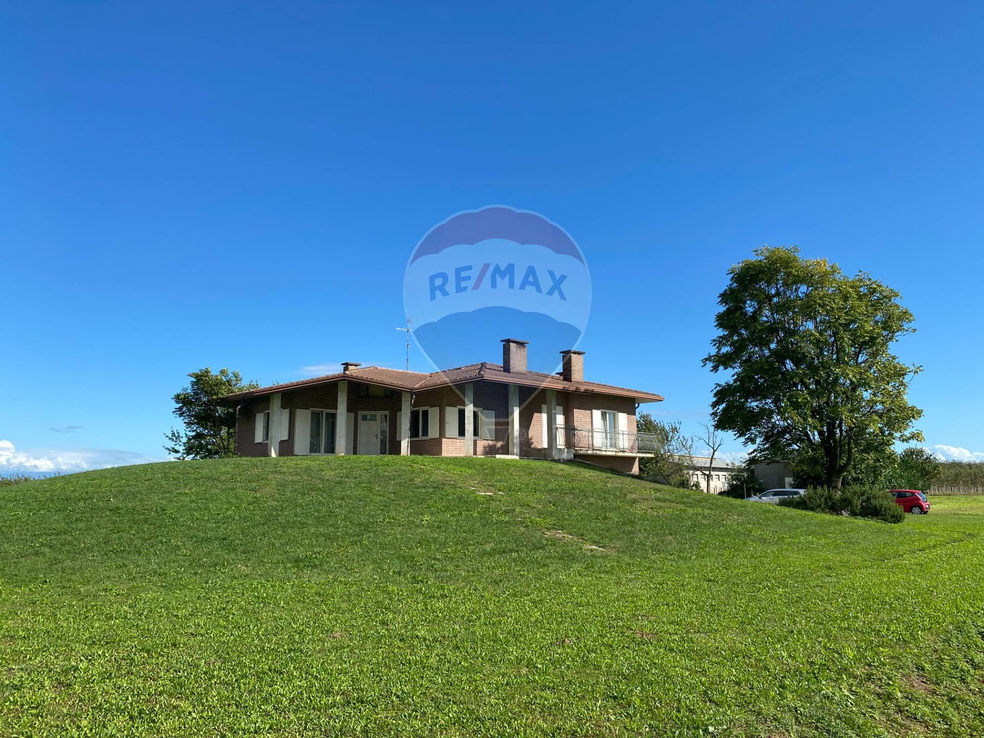 Villa CARLINO vendita    RE/MAX Enterprise 2