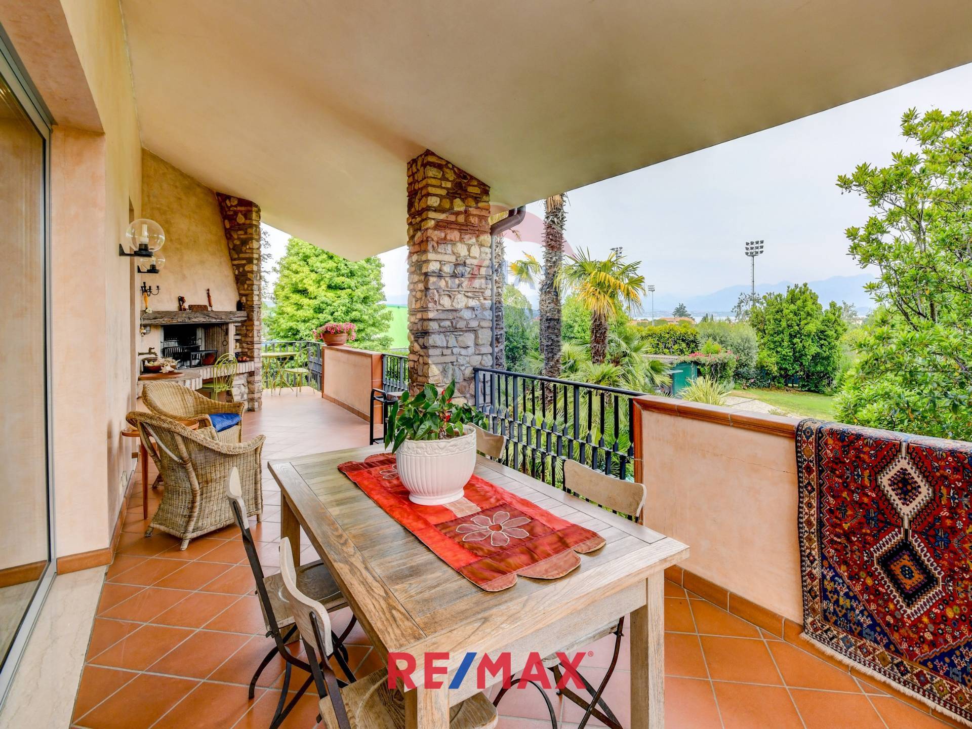 Villa DESENZANO DEL GARDA vendita  Desenzano del Garda  RE/MAX Edilfin