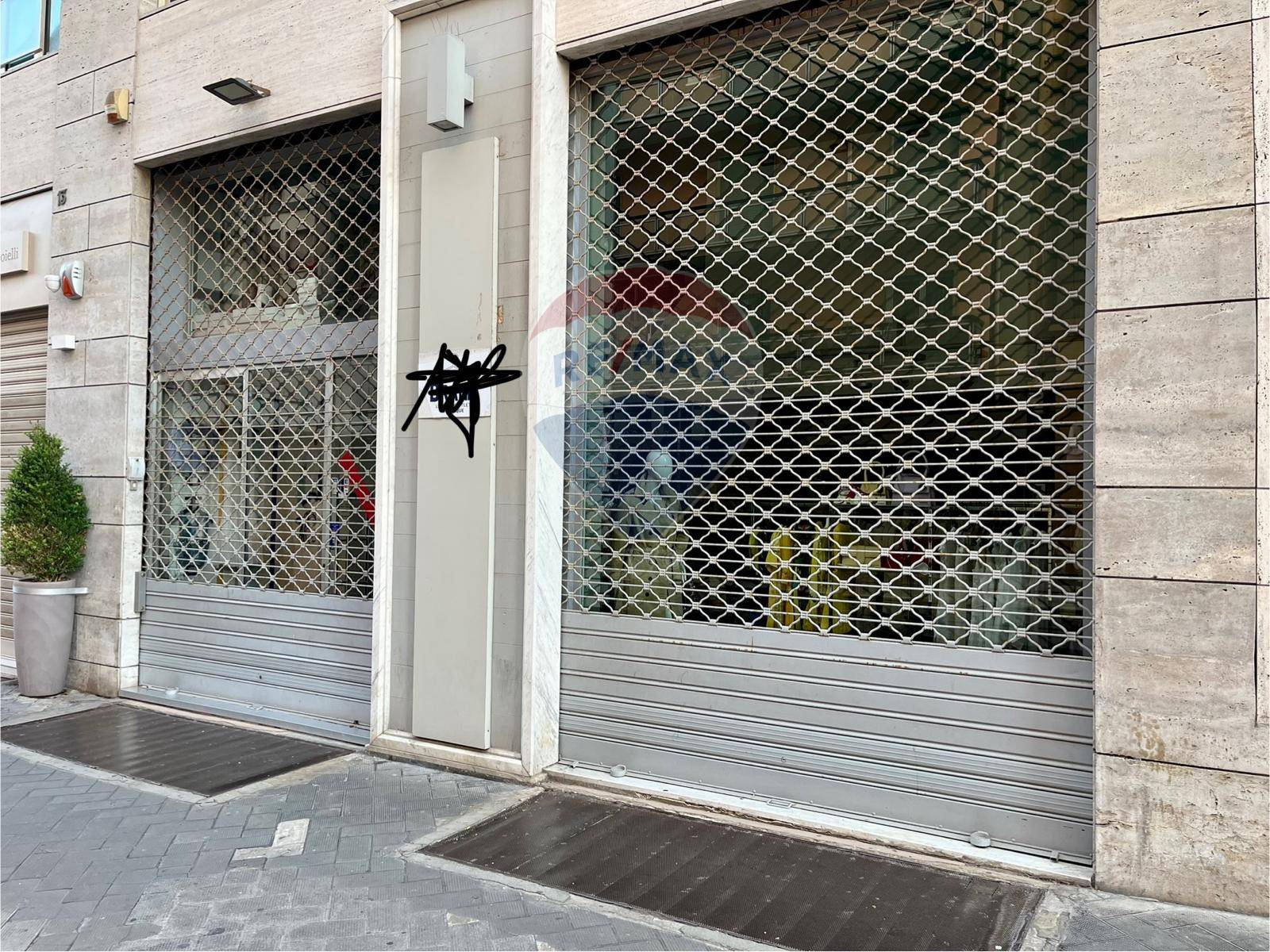 Locale Commerciale in vendita a Bari, Murat