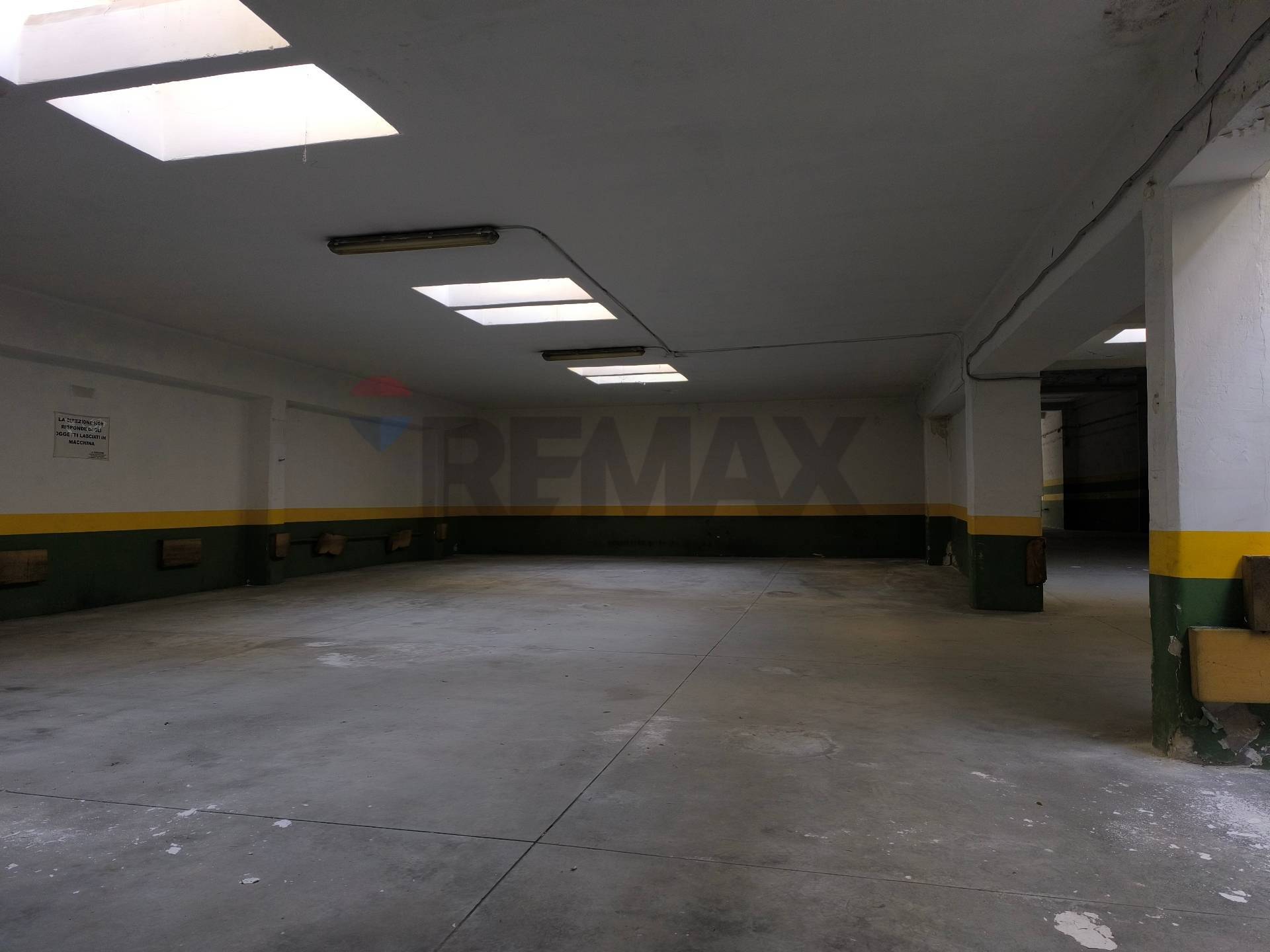 Locale Commerciale in vendita a Bari, Madonnella