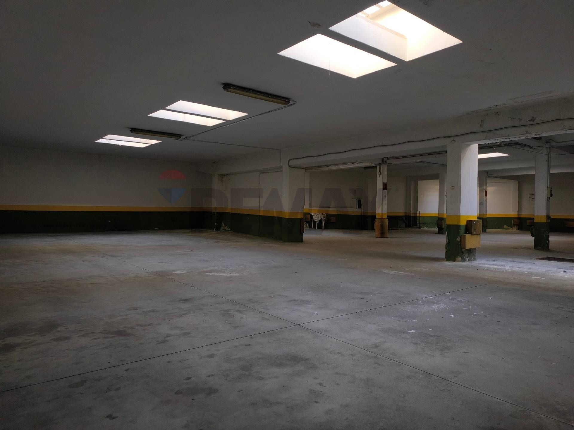 Locale Commerciale in vendita a Bari, Madonnella