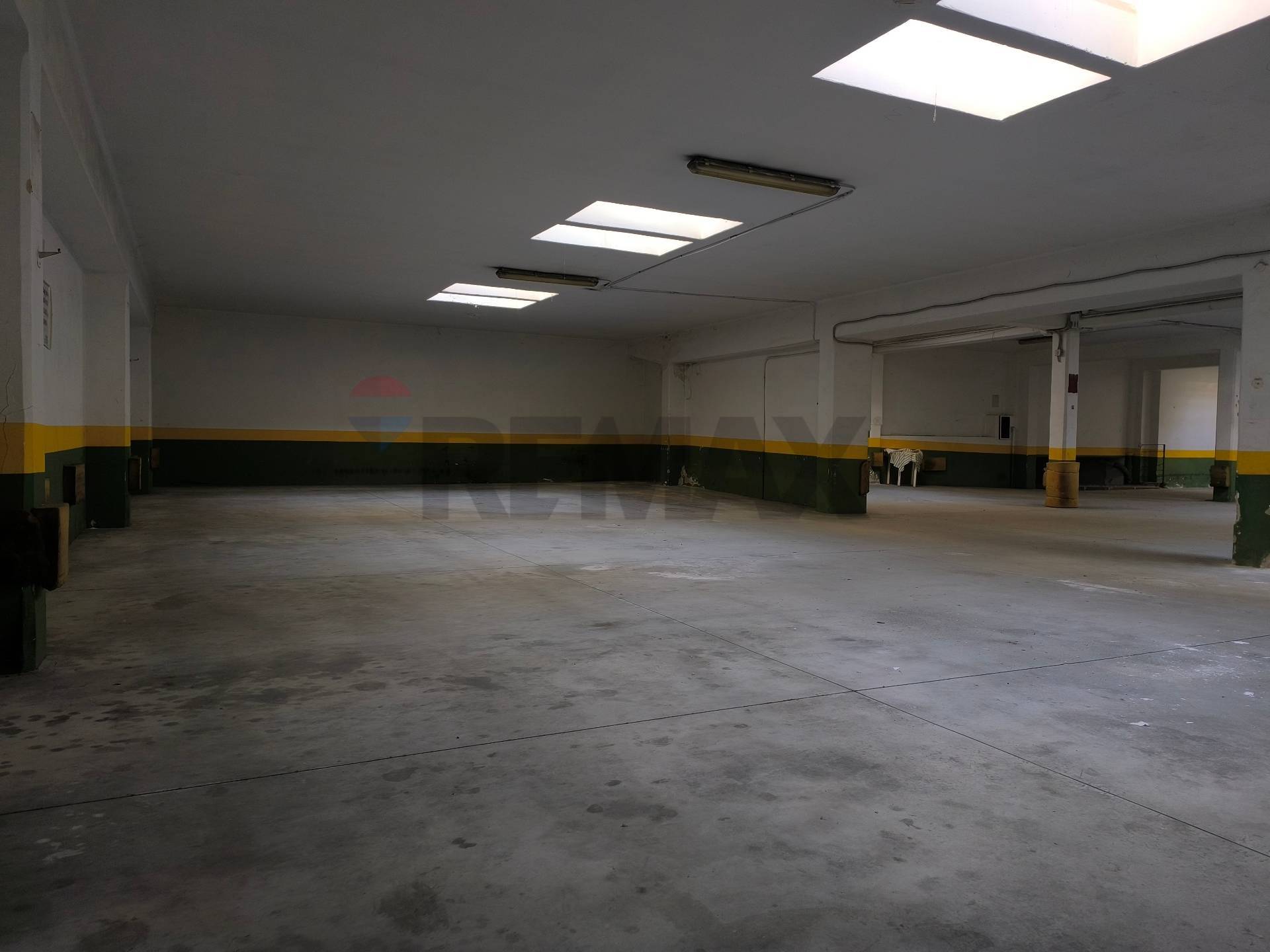 Locale Commerciale in vendita a Bari, Madonnella