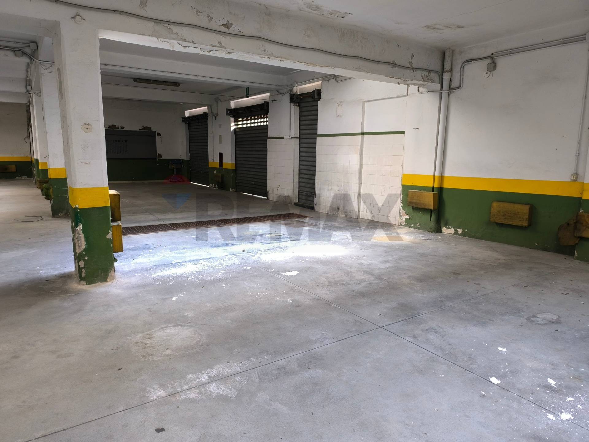 Locale Commerciale in vendita a Bari, Madonnella