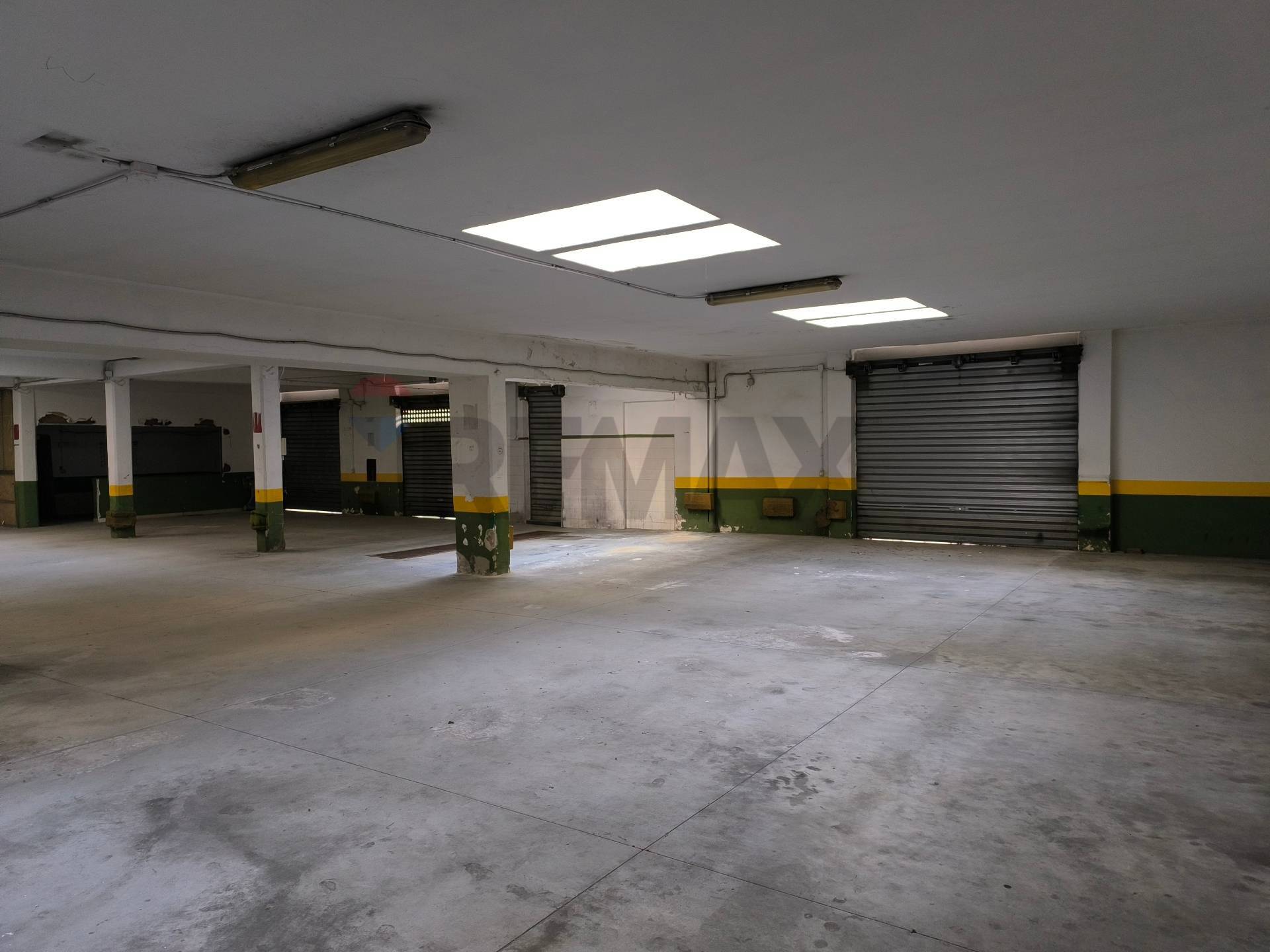 Locale Commerciale in vendita a Bari, Madonnella