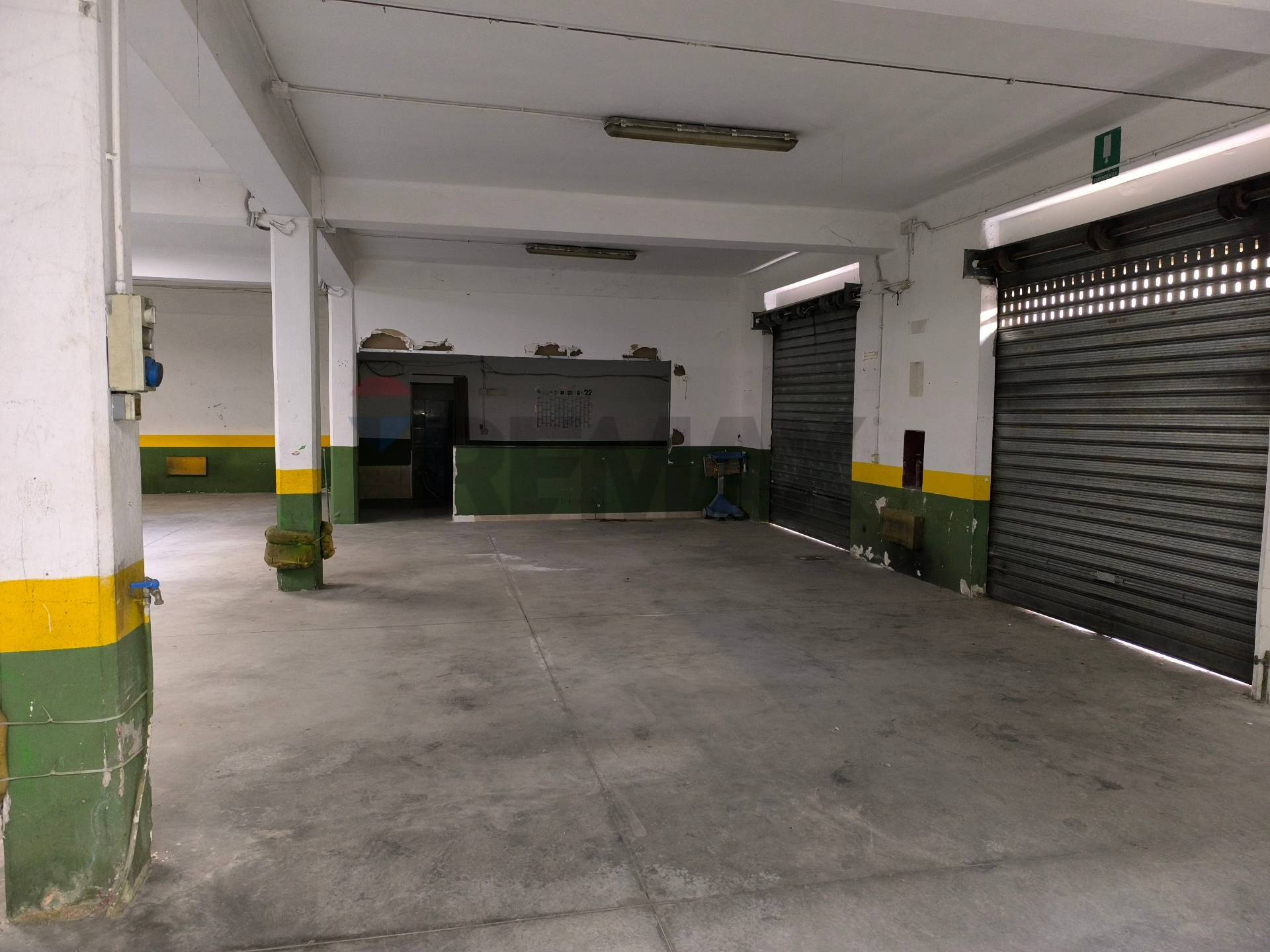 Locale Commerciale in vendita a Bari, Madonnella