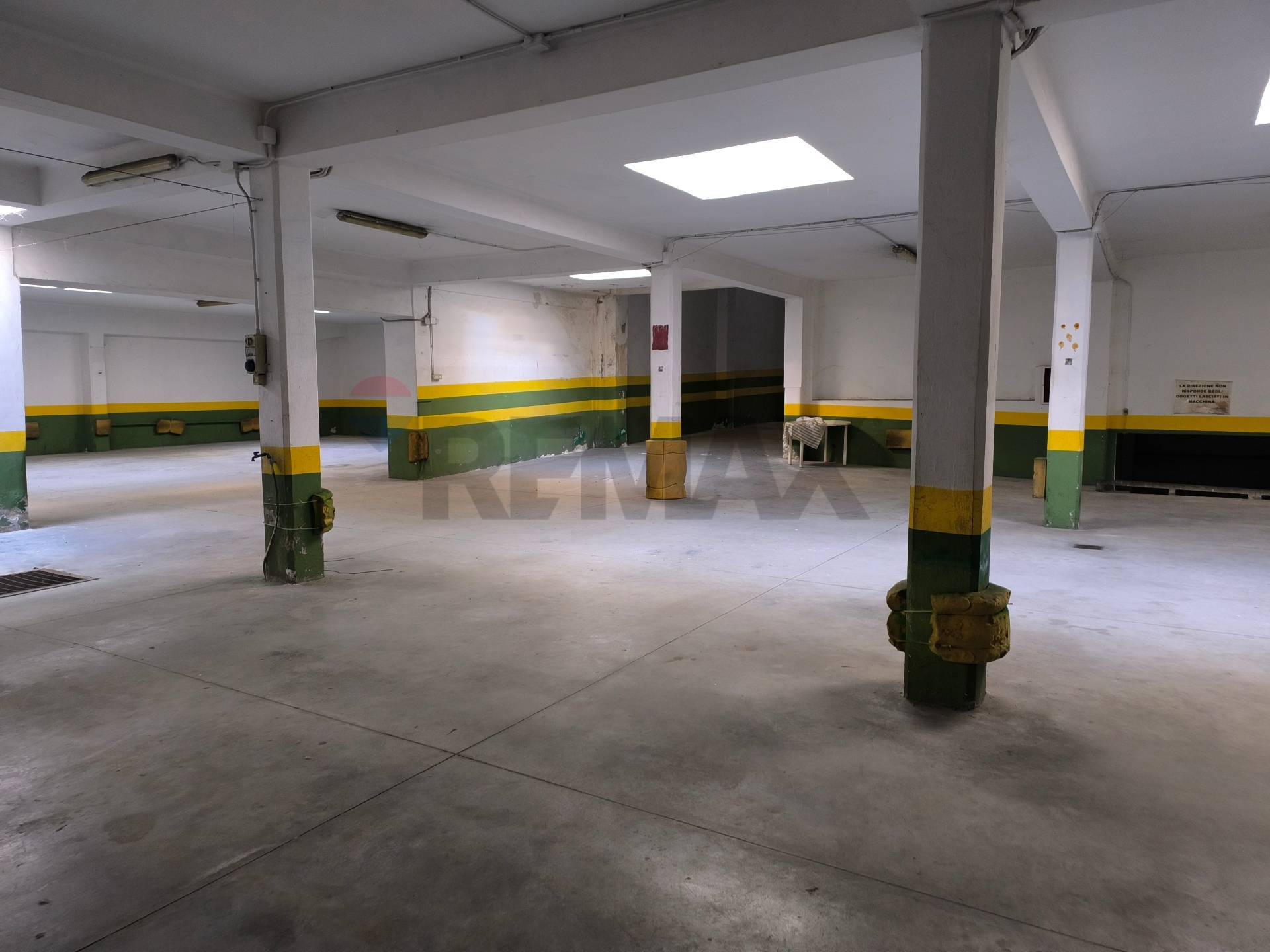 Locale Commerciale in vendita a Bari, Madonnella