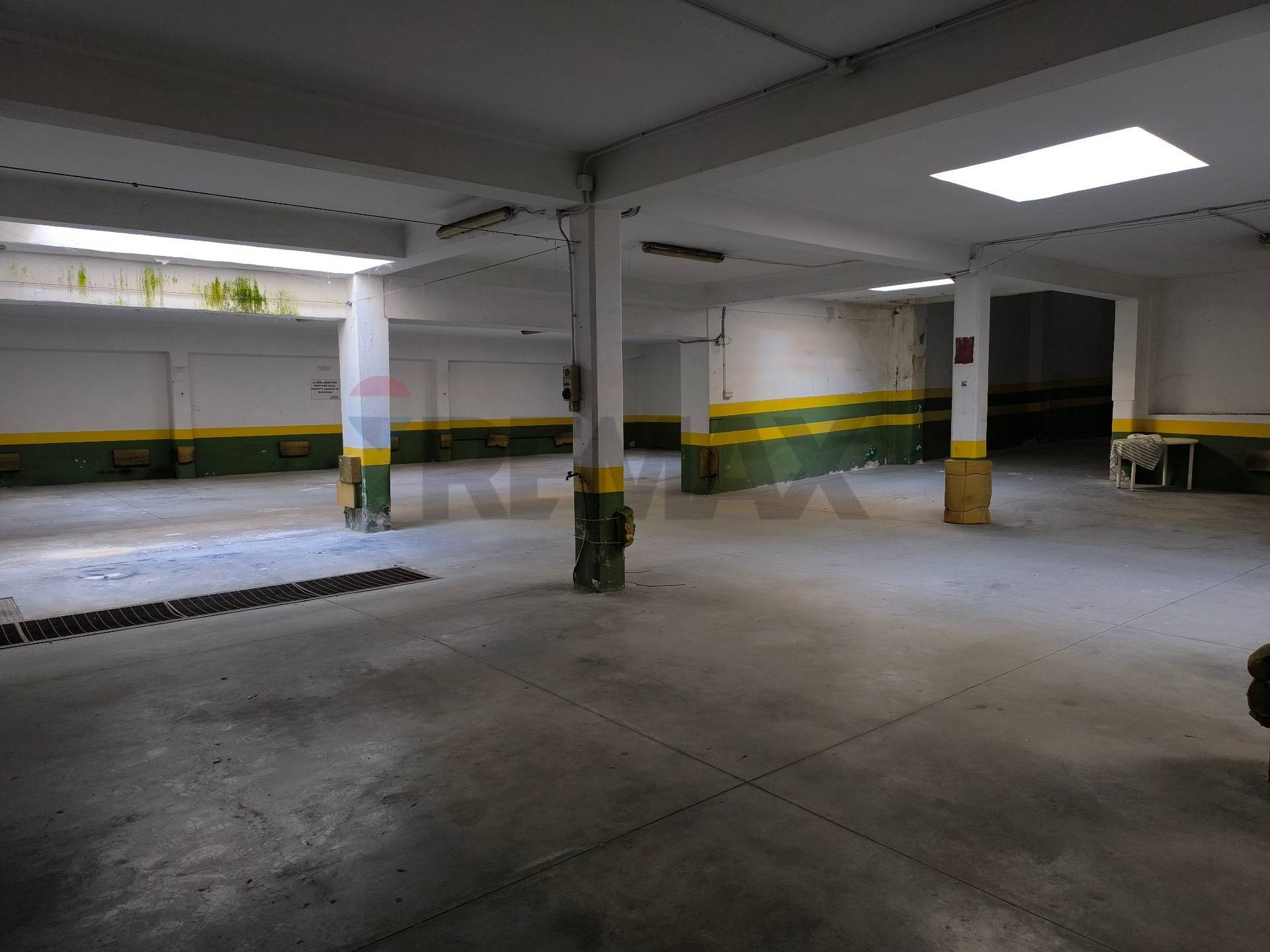 Locale Commerciale in vendita a Bari, Madonnella