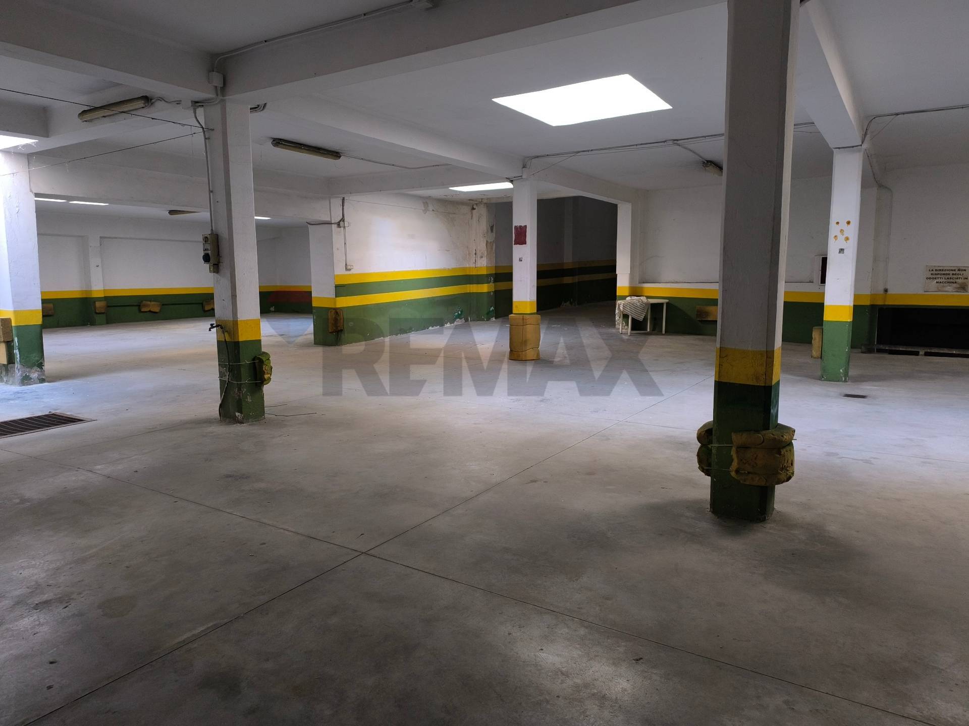 Locale Commerciale in vendita a Bari, Madonnella